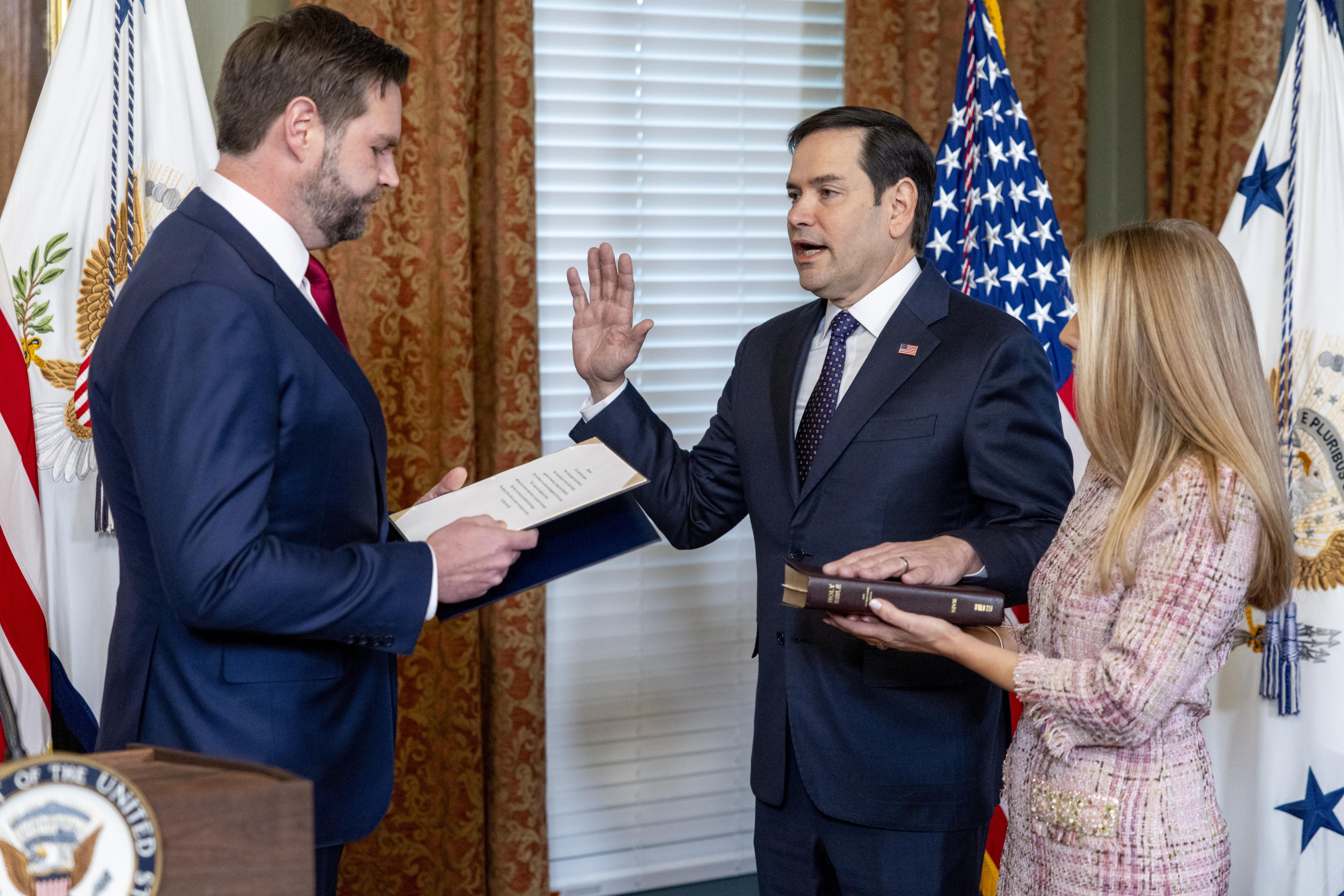 El vicepresidente J. D. Vance toma juramento a Marco Rubio como secretario de Estado.