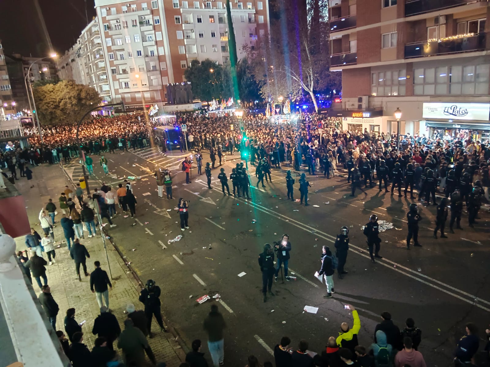 Imagen en directo de los alrededores de Mestalla. "¿Dónde estabais en la dana?", les cantan los aficionados del Valencia a los policías.