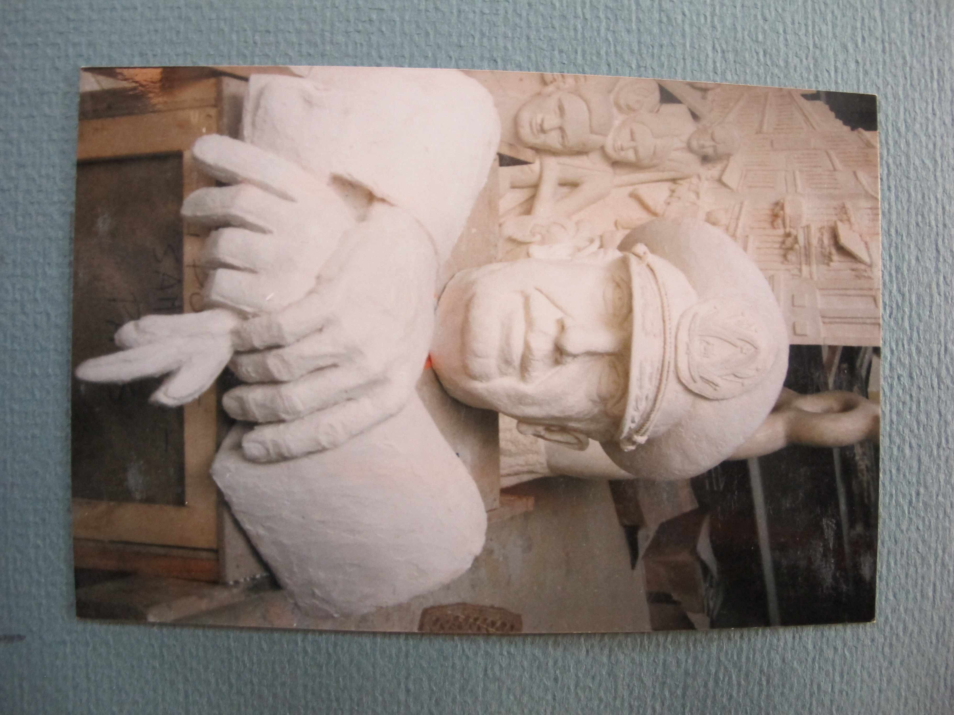 Obra para la posteridad: escultura familiar de yeso