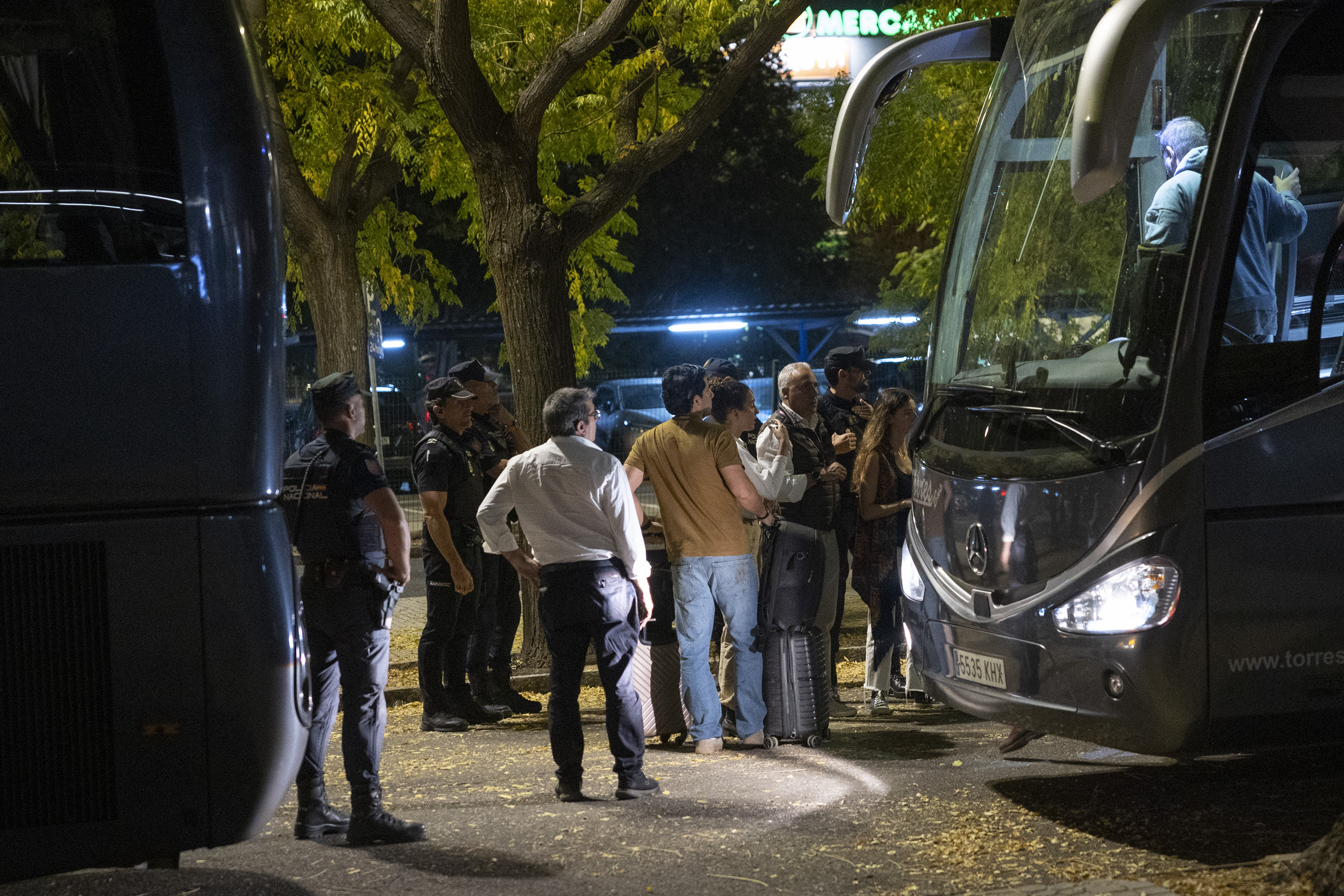 Viajeros afectados en el accidente de tren ocurrido en la localida toledana de Urda, a su llegada a la estación de Santa Justa en Sevilla.