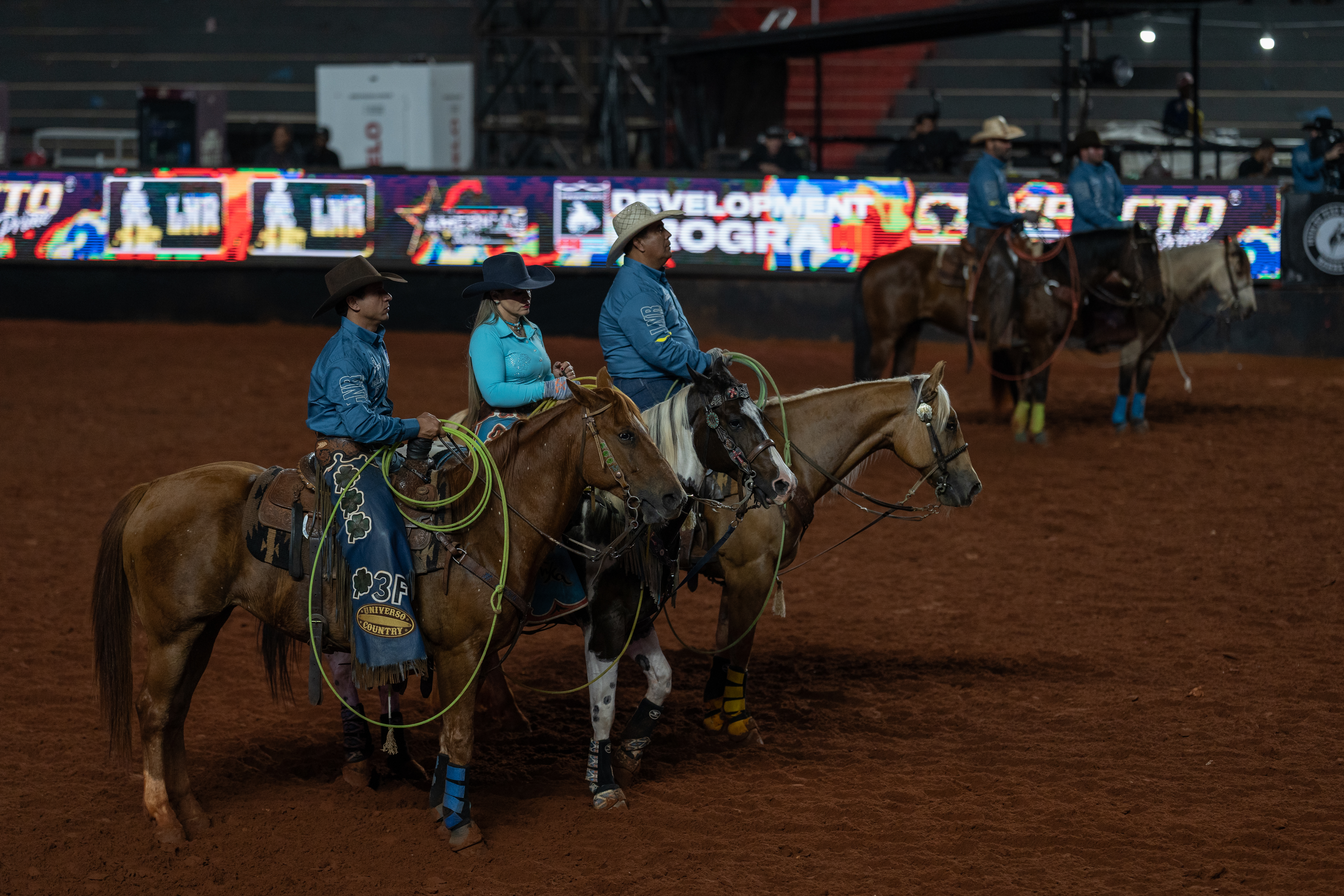 Cinco pecuaristas aparecem diante do público no rodeio de Barretos, antes do início da competição.