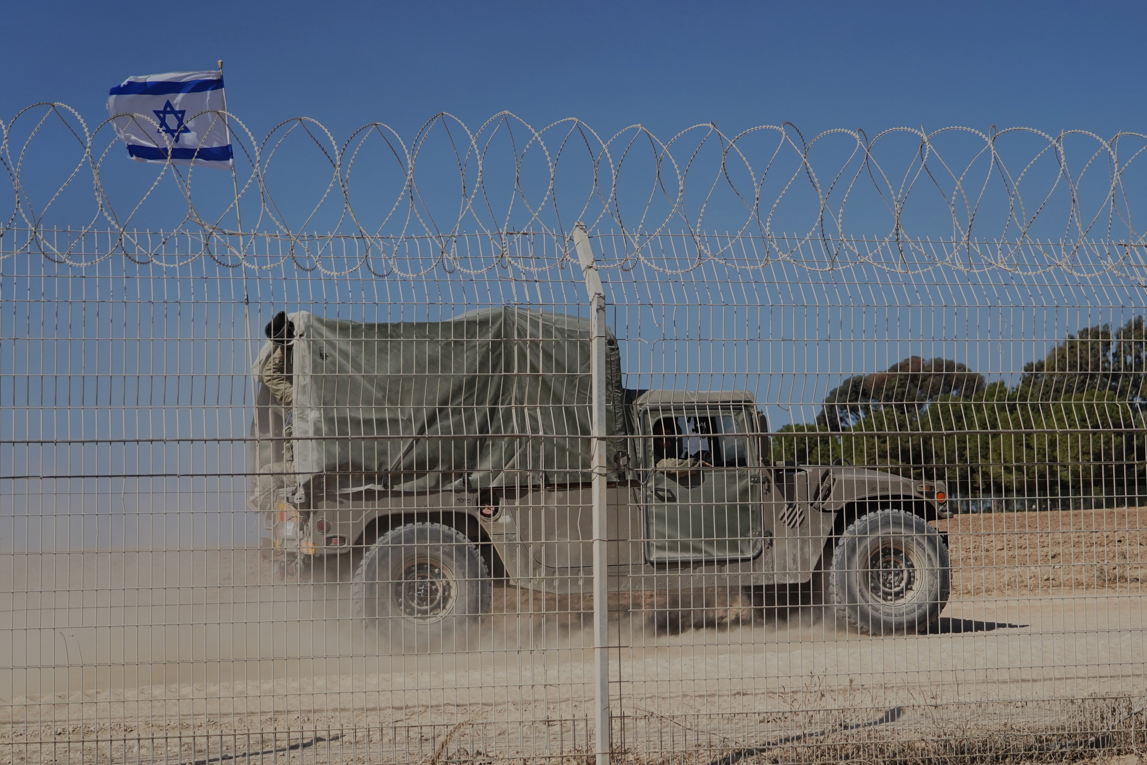 Tropas israelenses estacionadas perto da Faixa de Gaza, perto do Kibutz Beeri, uma das comunidades atacadas pelo Hamas no dia 7.