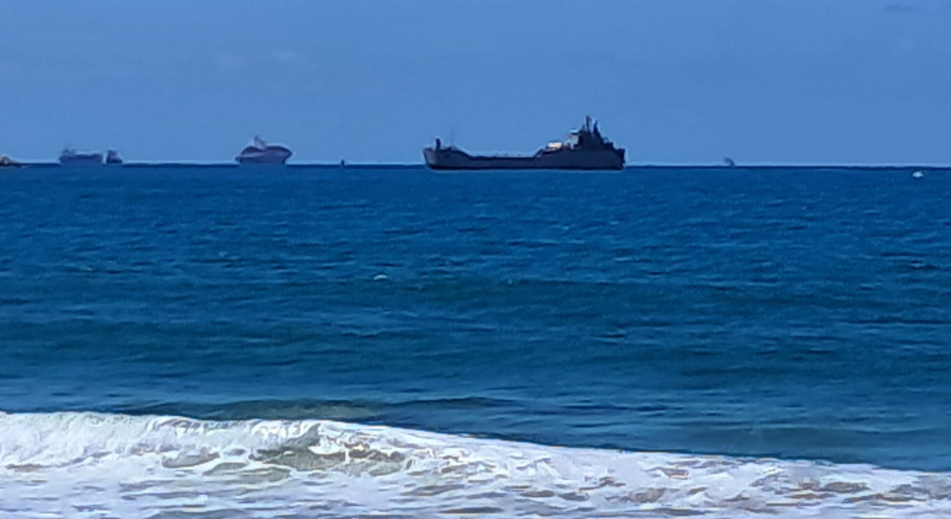Barco que lleva a los activistas de la flotilla está entrando en el puerto israelí de Asdod.