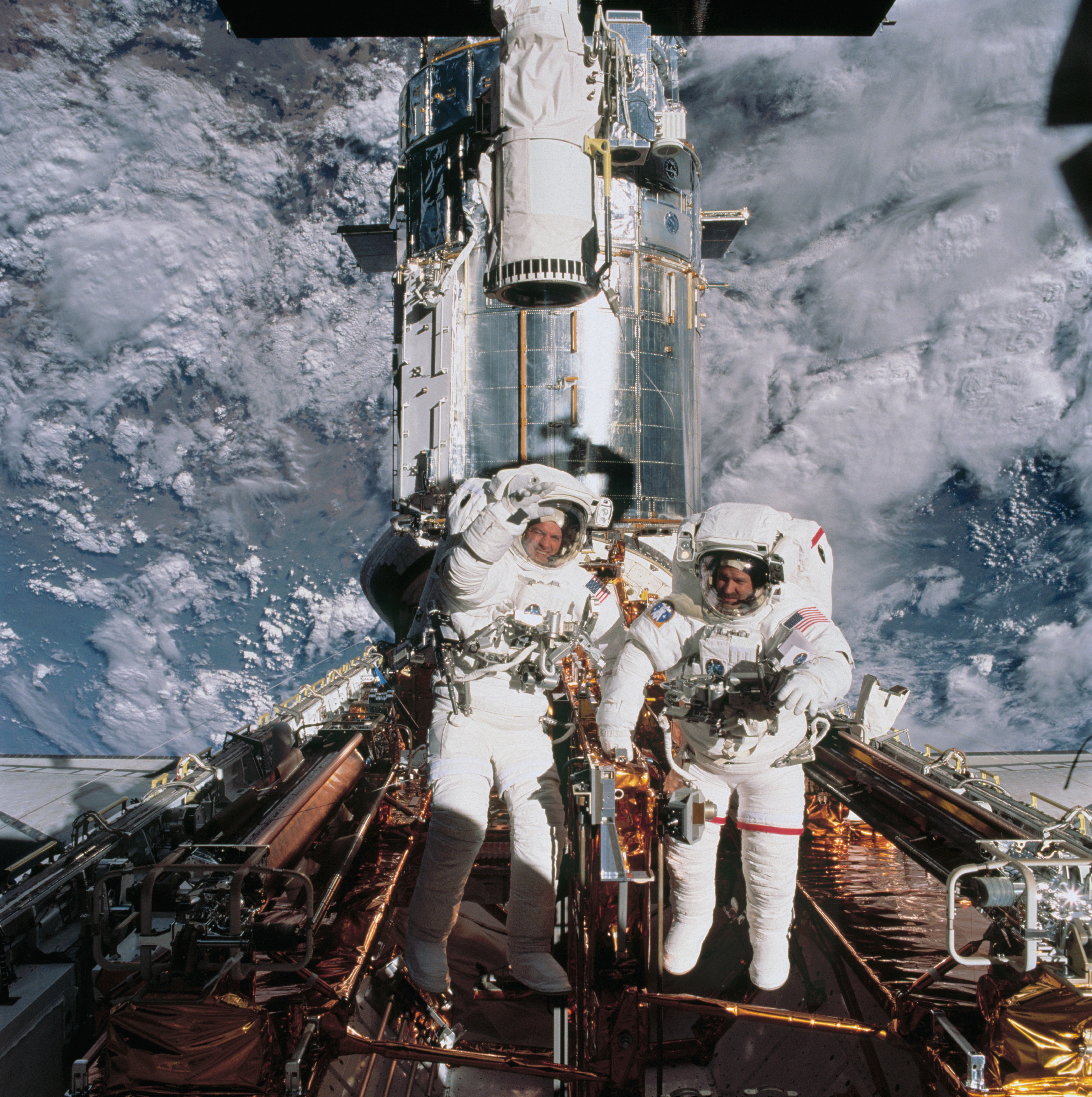 Los astronautas John Grunsfeld (derecha) y Richard Linnehan, en una misión con el transbordador Columbia, en marzo de 2002.