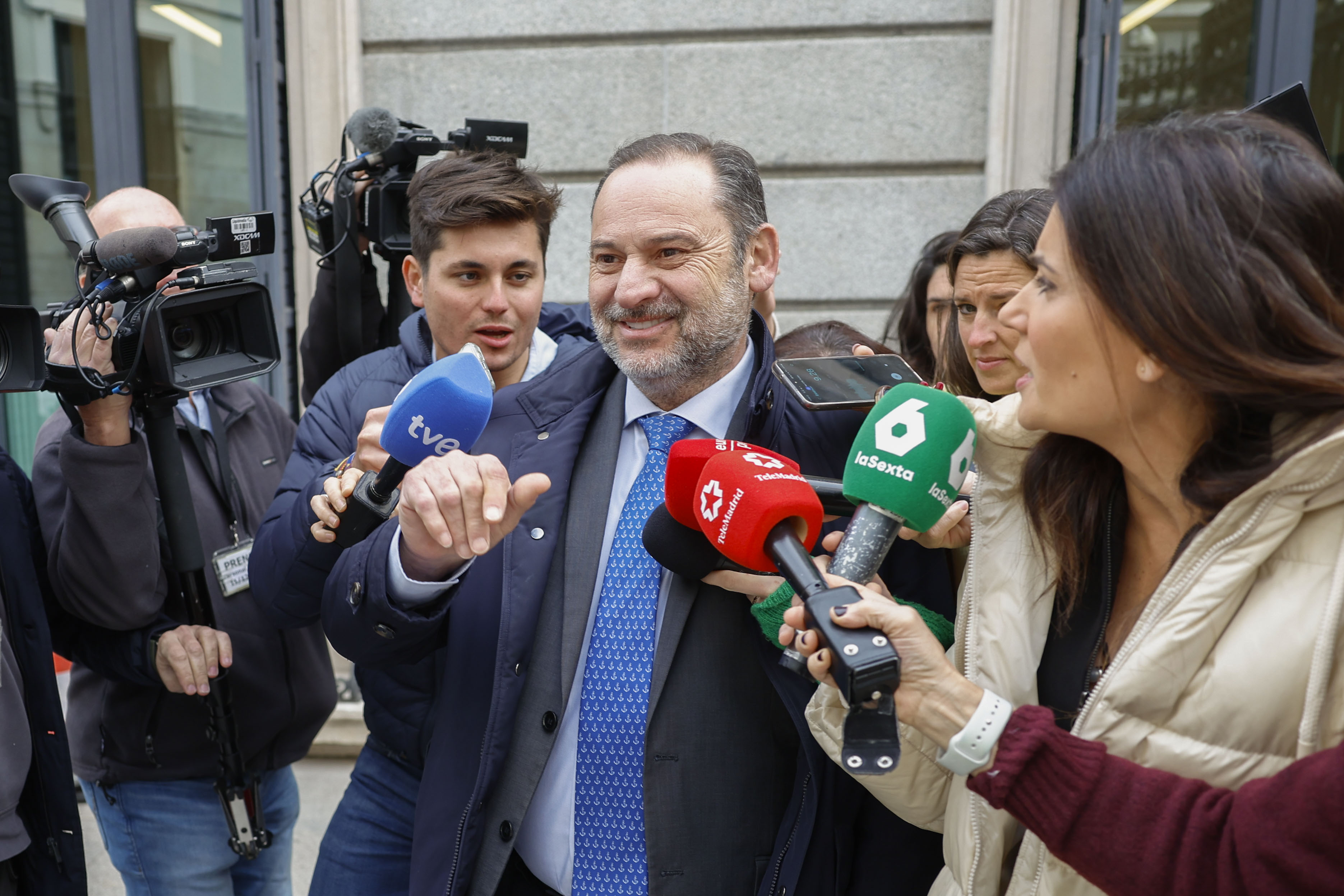 MADRID, 11/12/2024.- El magistrado del Tribunal Supremo Leopoldo Puente, que investiga al exministro de Transportes Jose Luis ?balos, ha acordado que el PP represente a las siete acusaciones populares personadas en este procedimiento, por ser la primera en hacerlo. En la imagen, Jos Luis ?balos, este mircoles en los alrededores del Congreso. EFE/ Mariscal
