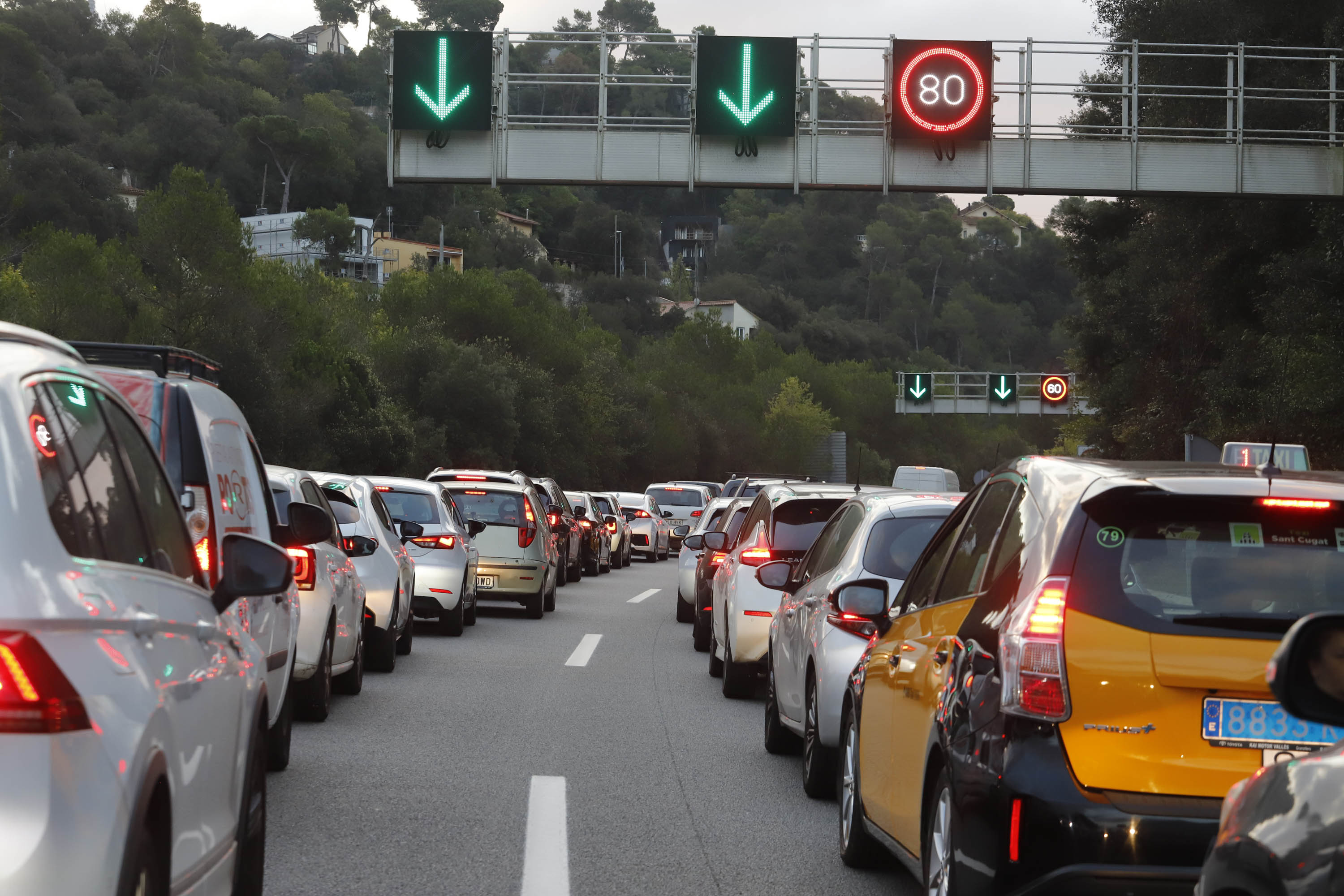 10-14-2021.  Barcelona.  Large traffic queues to enter Barcelona as before the pandemic.  Vallvidrera toll highway.  © Photo: Cristobal Castro.