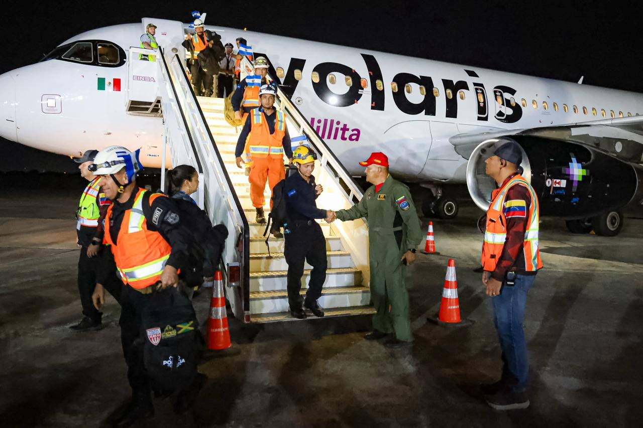 CARACAS, 26/06/2026 - Uma equipe de socorristas, profissionais médicos e cães de resgate chegou à Venezuela vinda de El Salvador para apoiar os esforços de busca e resgate no país sul-americano, que foi atingido na quarta-feira por dois fortes terremotos que já deixaram 188 mortos e 1.520 feridos. EFE/ Presidente Delcy Rodríguez em X - USO EDITORIAL APENAS/DISPONÍVEL APENAS PARA ILUSTRAR A NOTÍCIA EM ACOMPANHAMENTO (CRÉDITO OBRIGATÓRIO) -
