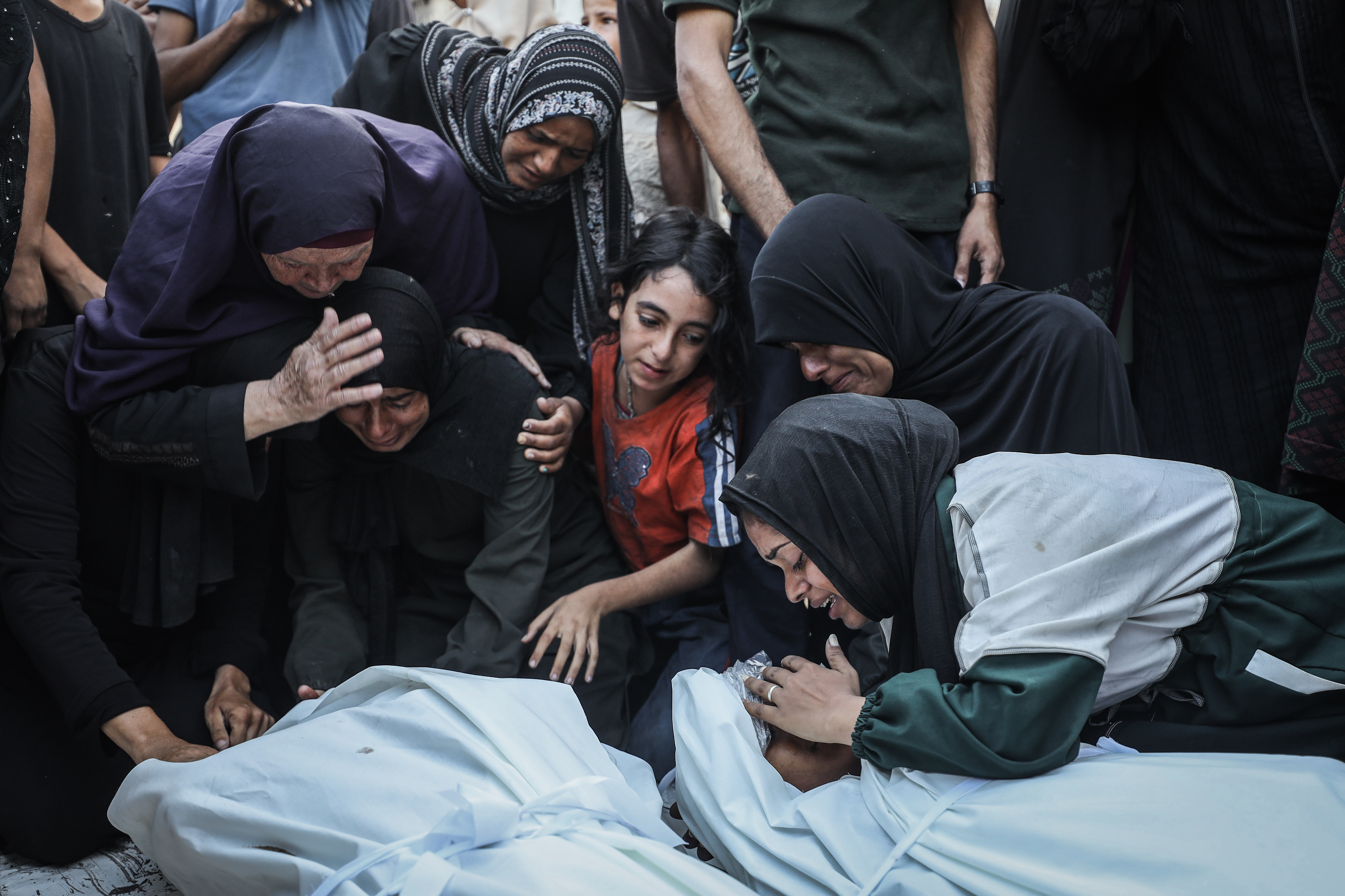 Varias mujeres lloran a allegados fallecidos por fuego israelí este jueves en el hospital Al Shifa de Ciudad de Gaza.