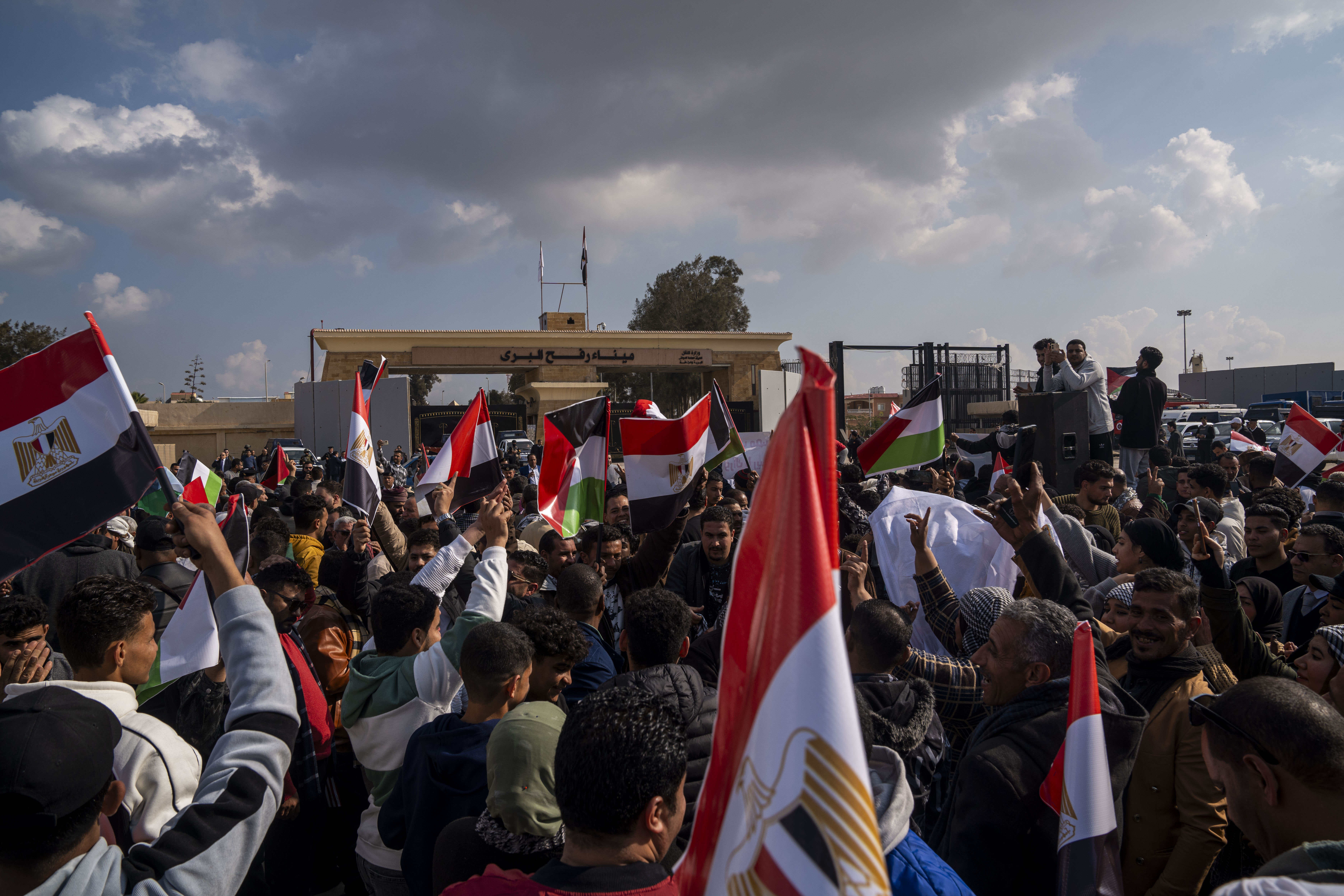 Ciudadanos egipcios protestan enfrente del paso fronterizo de Rafah, en rechazo por la propuesta de Trump de desplazar a palestinos a Egipto y Jordania.