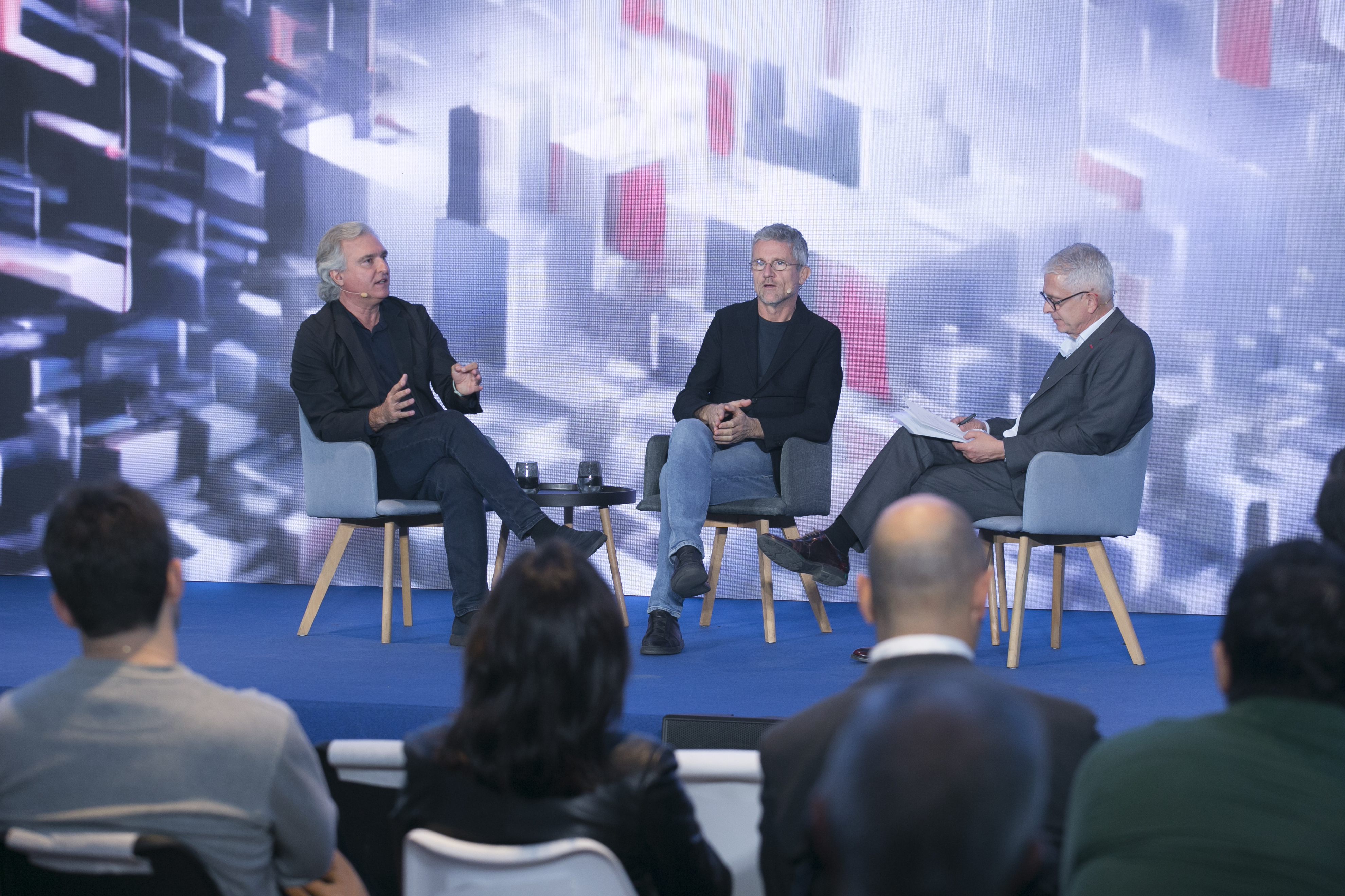 De izquierda a derecha: Antn Garca-Abril, fundador y arquitecto principal en Ensamble Studio y fundador y CEO de WoHo Systems, y Carlo Ratti, profesor del Massachusetts Institute of Technology (MIT) y director de la Bienal de Arquitectura de Venecia, conversan con Javier Moreno, comisario de Tendencias EL PA?S.?