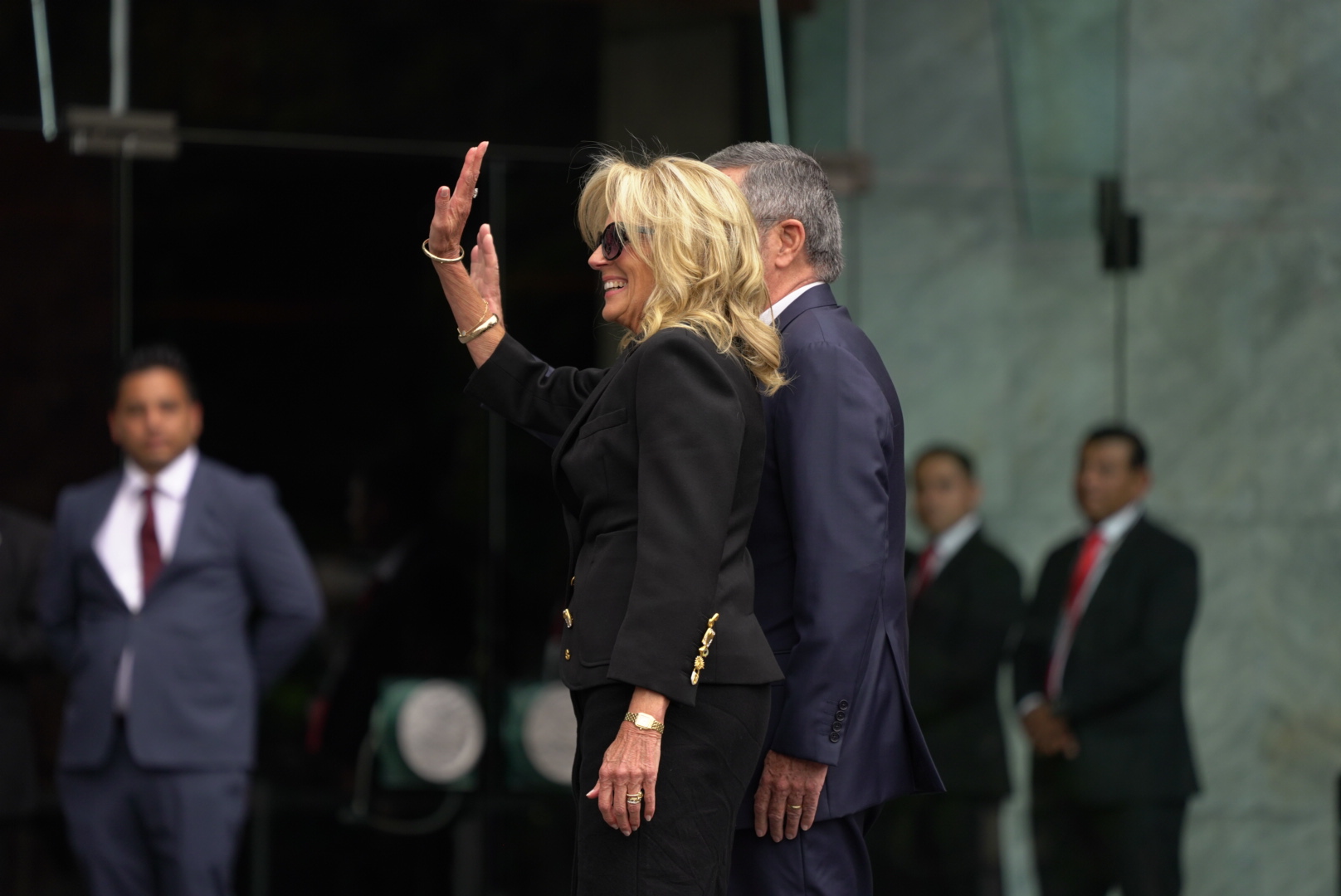 Jill Biden, primera dama de los Estados Unidos, llega a la toma de posesión de Claudia Sheinbaum.