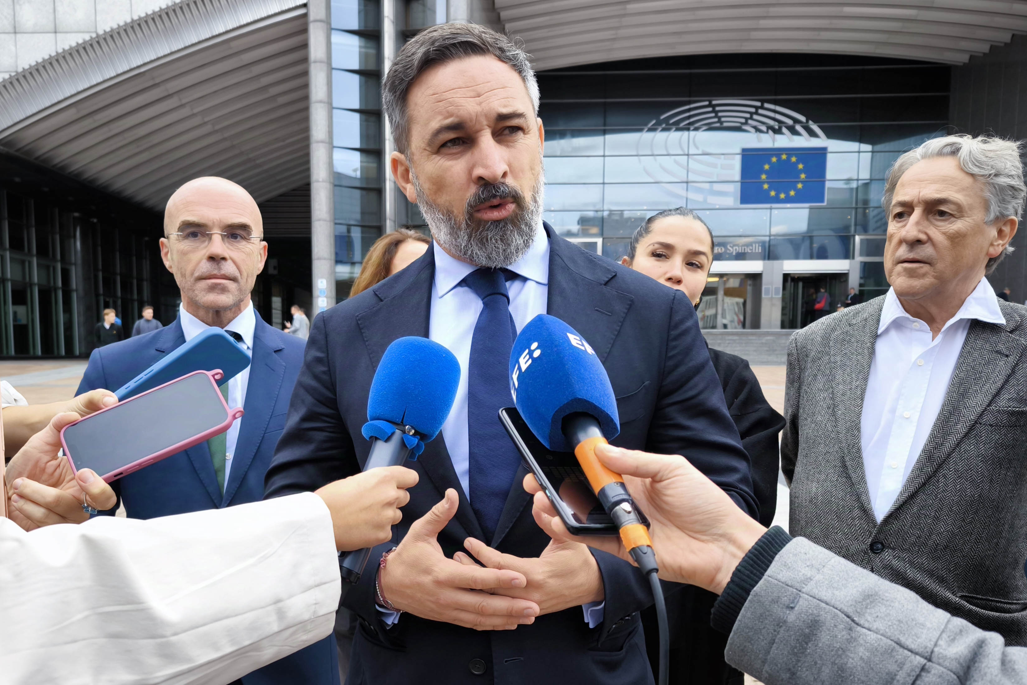 BRUSELAS, 17/10/2024.- El líder de Vox, Santiago Abascal, dijo este jueves que las políticas como las deportaciones a Albania de migrantes en situación ilegal llegados a Italia son "explorables" y acusó al Gobierno de España, que ha rechazado esas soluciones, de ser "el más extremista de Europa" en materia migratoria, en declaraciones al término de una reunión de los líderes grupo político de Vox en la Eurocámara, Patriotas por Europa. EFE/ Gonzalo García Moreno
