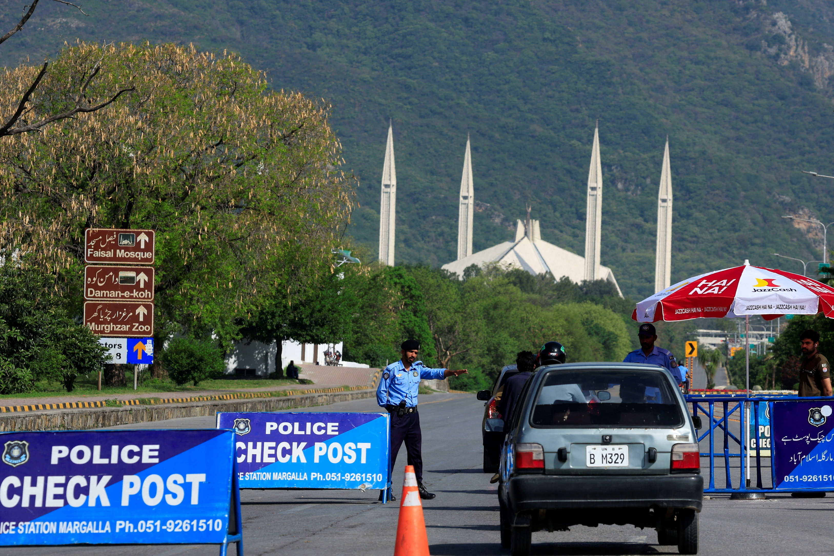 Un agente de policía en un control de tráfico en la capital de Pakistán, Islamabad, este domingo.post along a road near Faisal Masjid, as Pakistan prepares to host the U.S. and Iran for the second phase of peace talks in Islamabad, Pakistan April 19, 2026. REUTERS/Akhtar Soomro