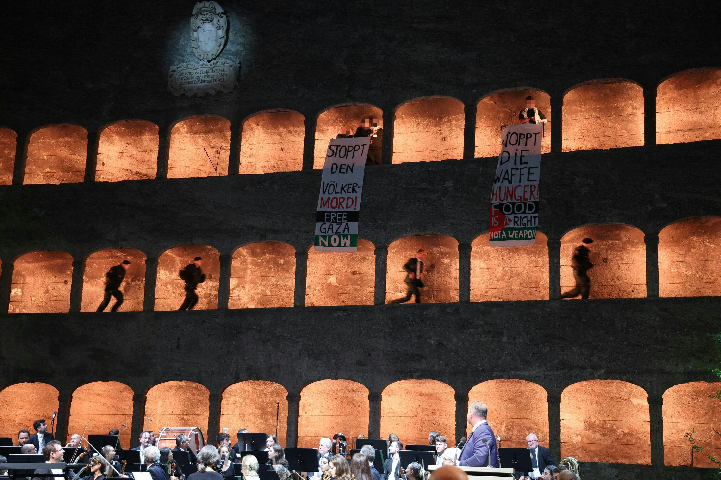 Un grupo de activistas propalestinos interrumpen la inauguración del Festival de Salzburgo este sábado.