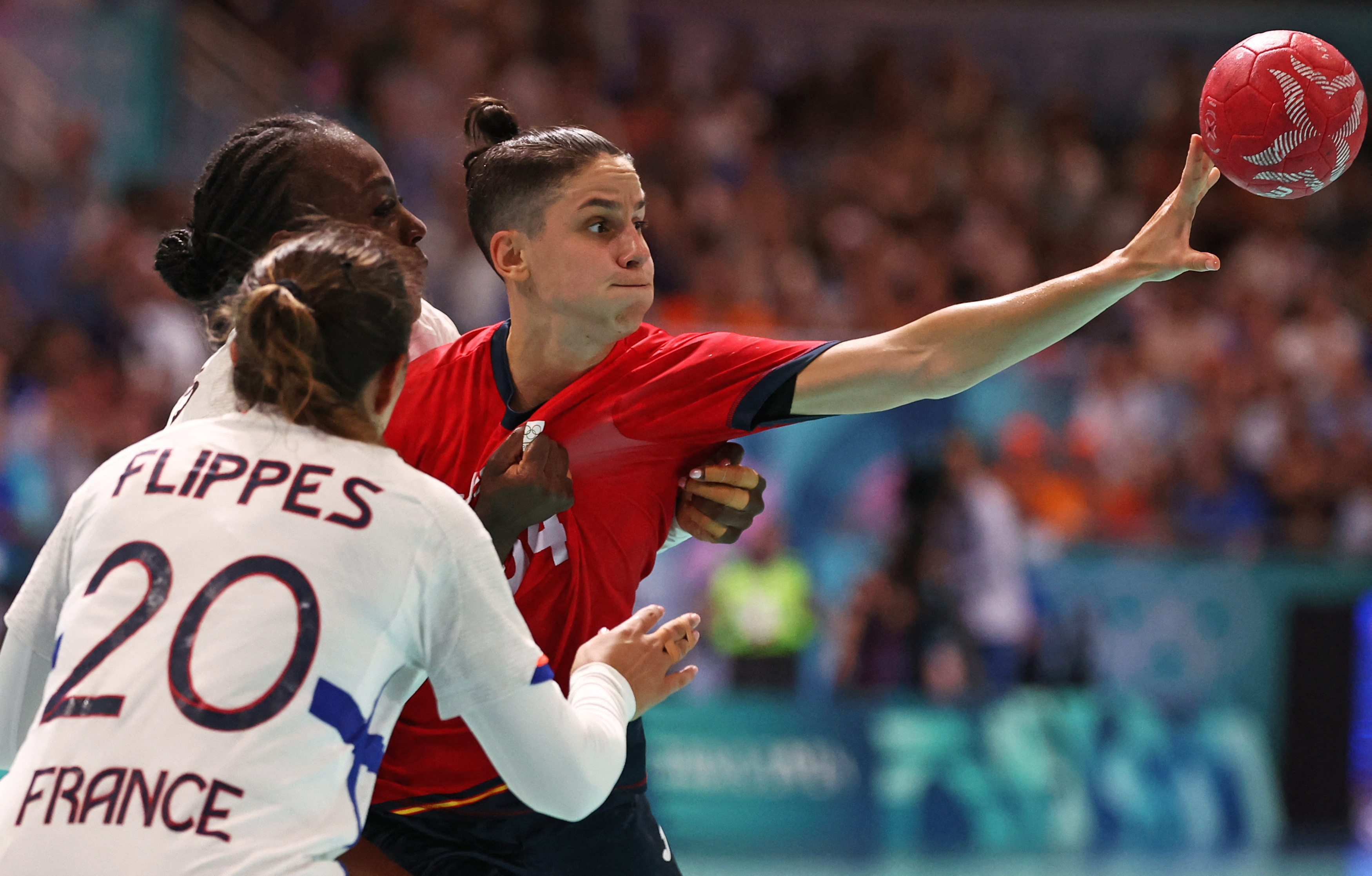 Alicia Fernandez en acción durante el partido ante Francia. 