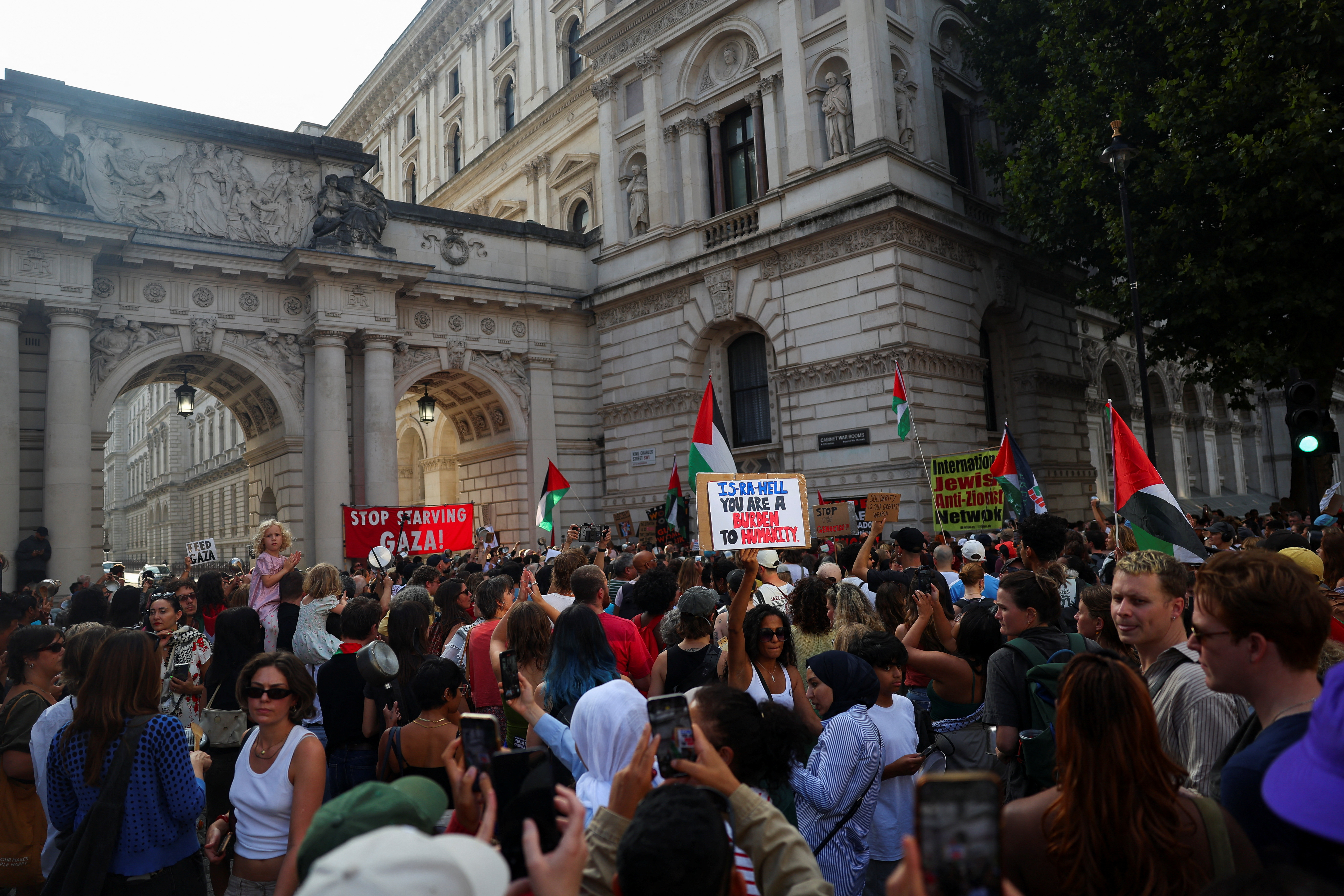 People attend a pro-Palestinian protest outside Downing Street, a demonstration featuring the banging of pots and pans to honour the Palestinians shot while queuing for food in Gaza, in London, Britain, July 25, 2025. REUTERS/Isabel Infantes