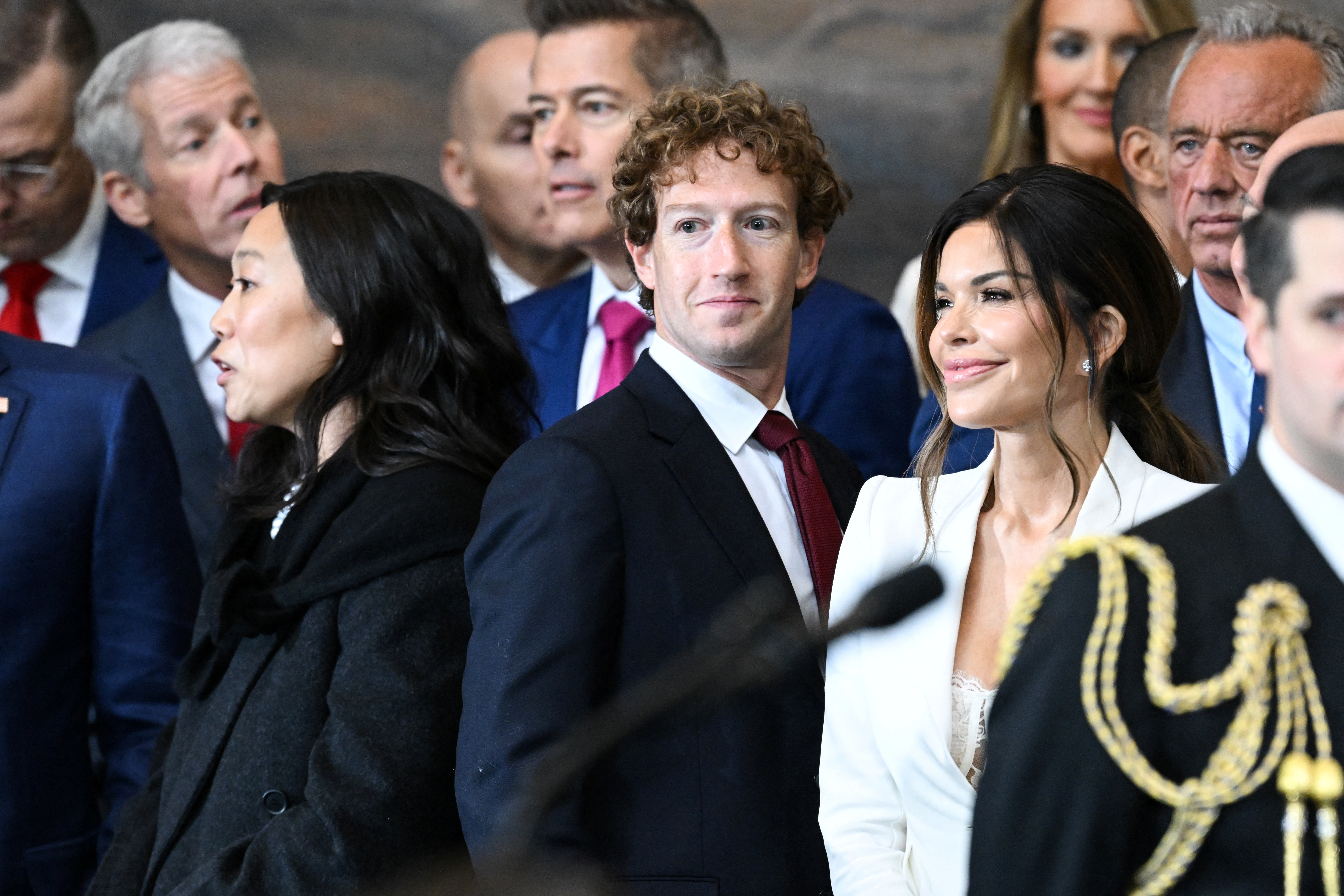 Priscilla Chan, Mark Zuckerberg y Lauren Sanchez, en la investidura de Donald Trump.