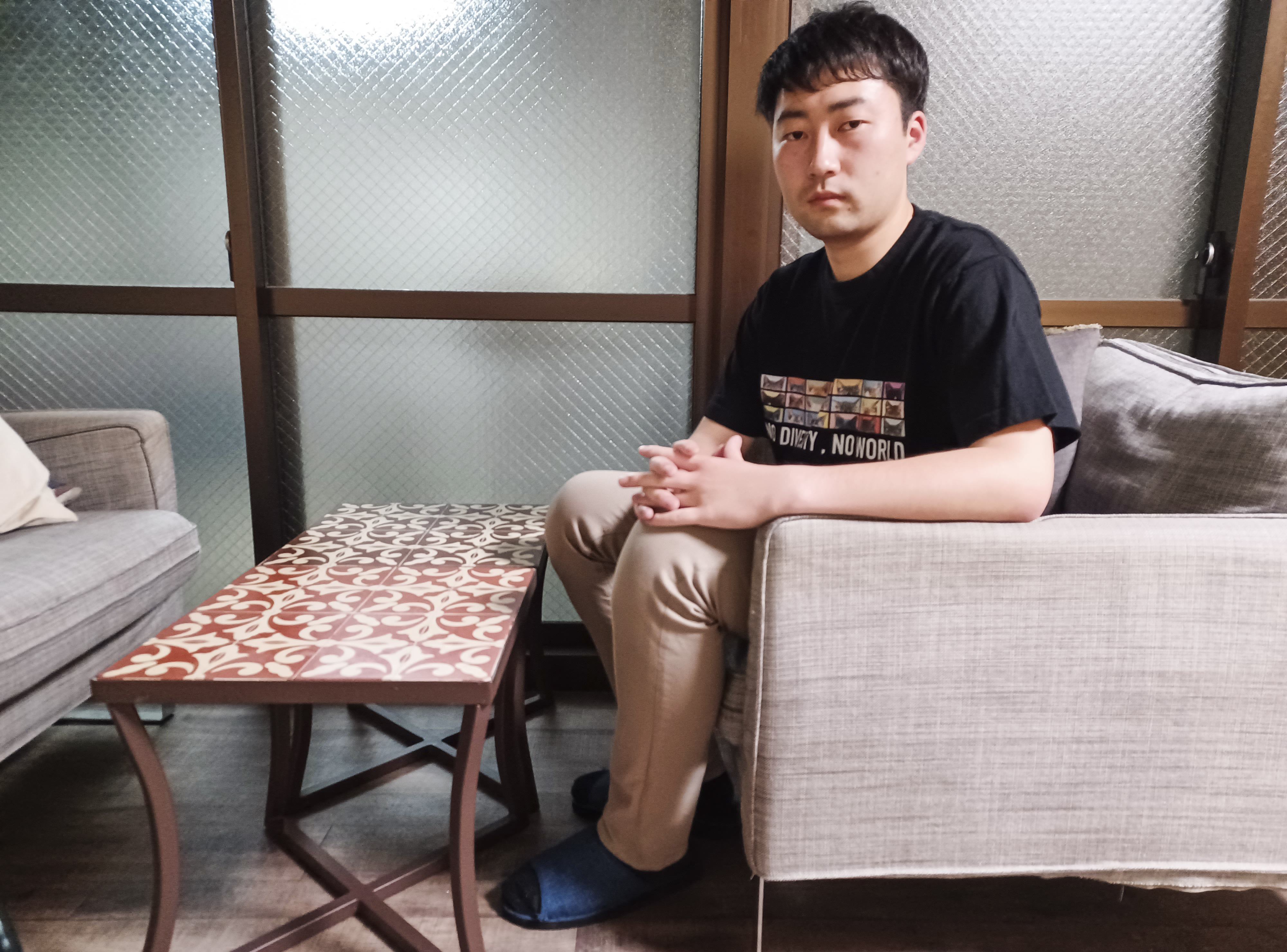 Rikuto Fukuda, 25, em uma sala comum da residência onde mora, em Kyoto.