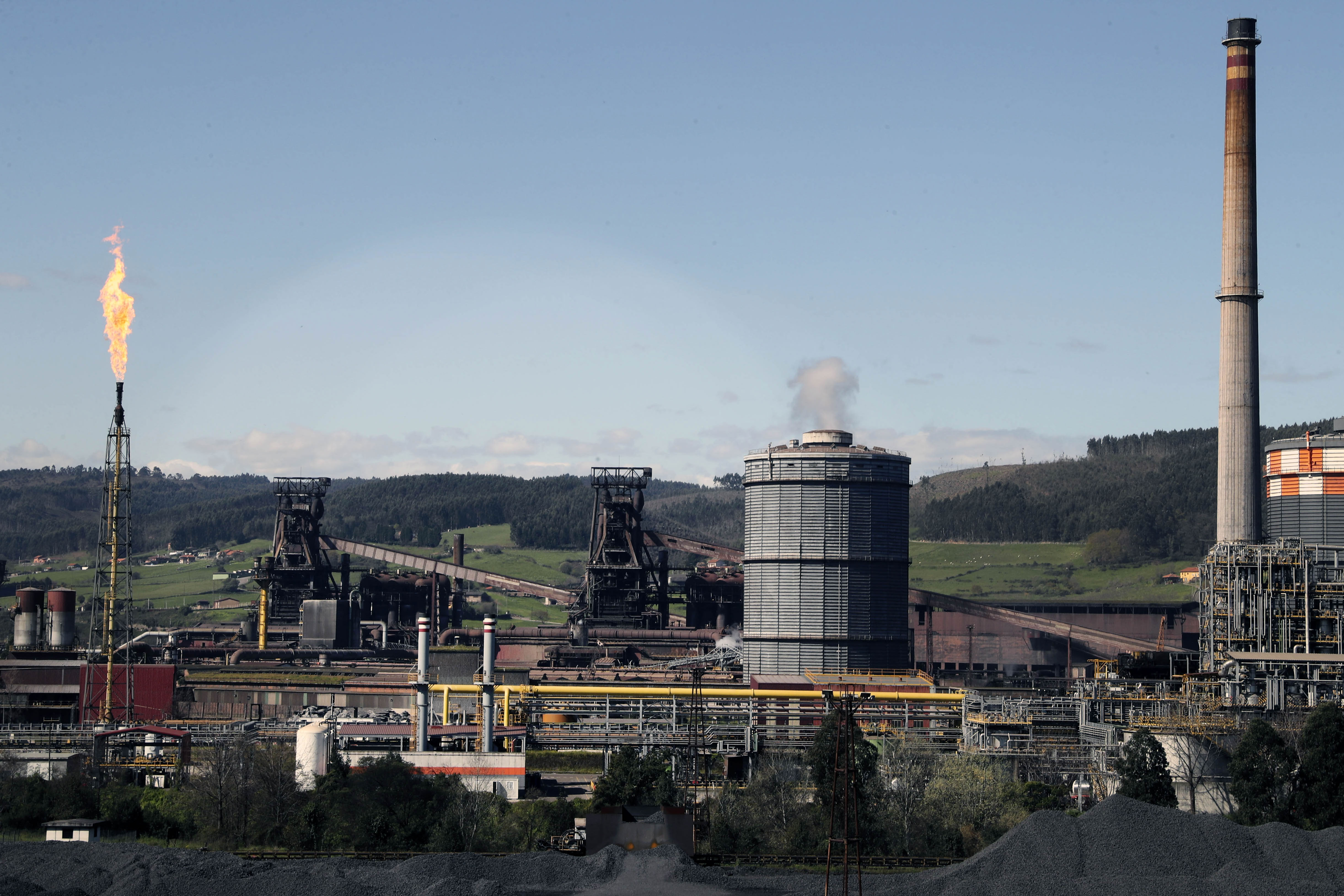 GIJÓN (ASTURIAS) 14/03/2024.- Vista este jueves de las instalaciones de Arcelor Mittal en Gijón. El consejero de Ciencia, Empresas, Formación y Empleo de Asturias, Borja Sánchez, ha insistido este jueves en que el Gobierno del Principado no contempla un escenario en el que la región "no conserve su siderurgia integral". J.L.Cereijido (EFE)
