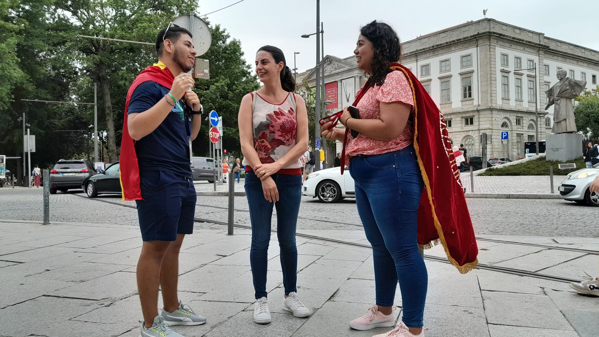 O boliviano Brandon Vargas e a mexicana Anahi López conversam no Porto com Mónica Nogueira, que os recebe em sua casa para a Jornada Mundial da Juventude.