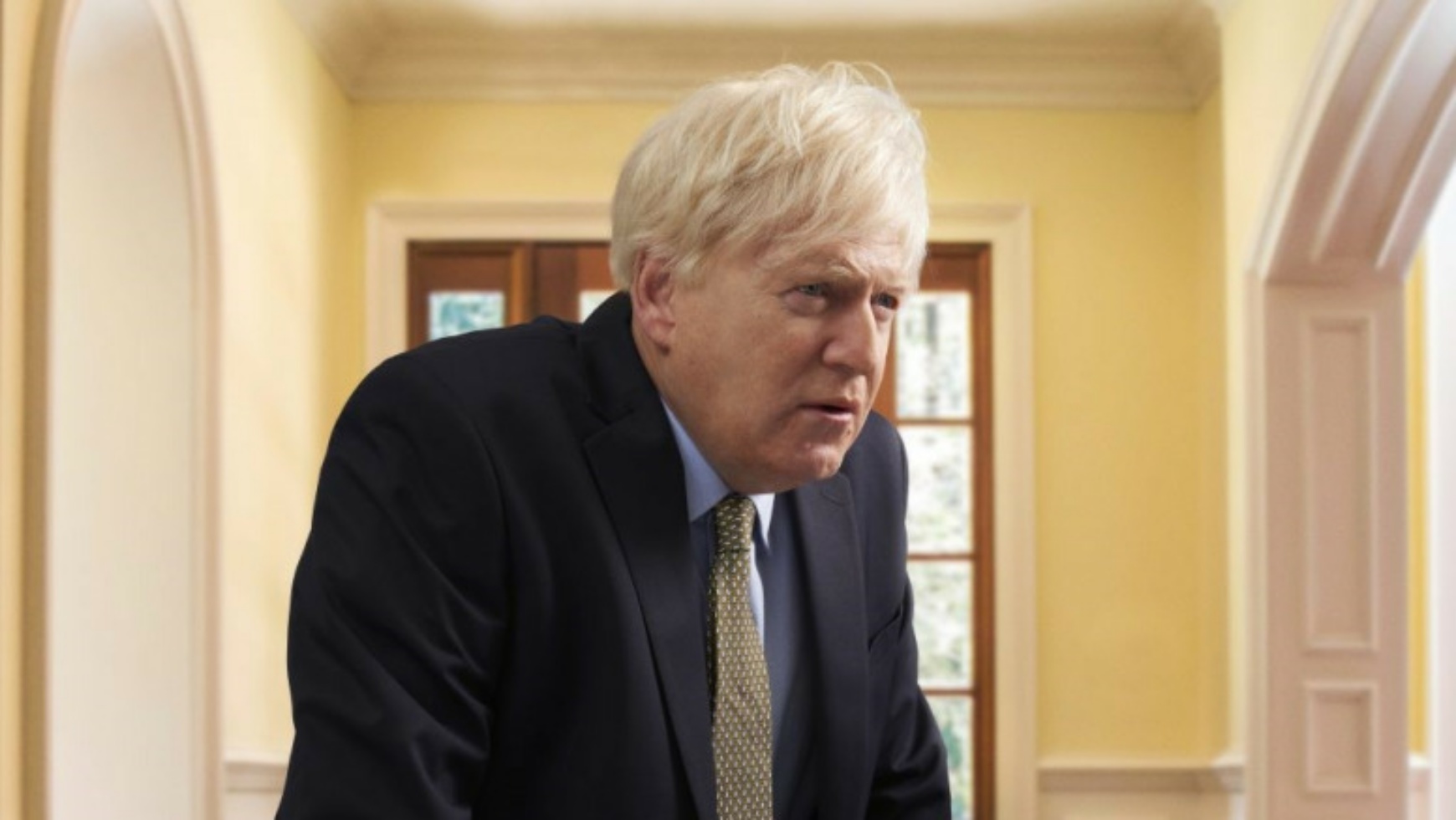 Kenneth Branagh caracterizado como Boris Johnson en la miniserie 'This England'.