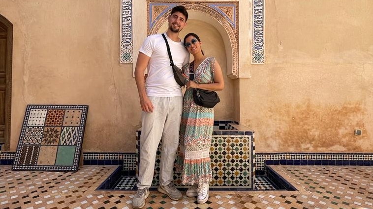 Sebastián Martínez, de Madrid, e a namorada, Madjiguene Mbow, de Valência, sexta-feira no Bahia Palace, em Marraqech.  Foto fornecida por ambos.