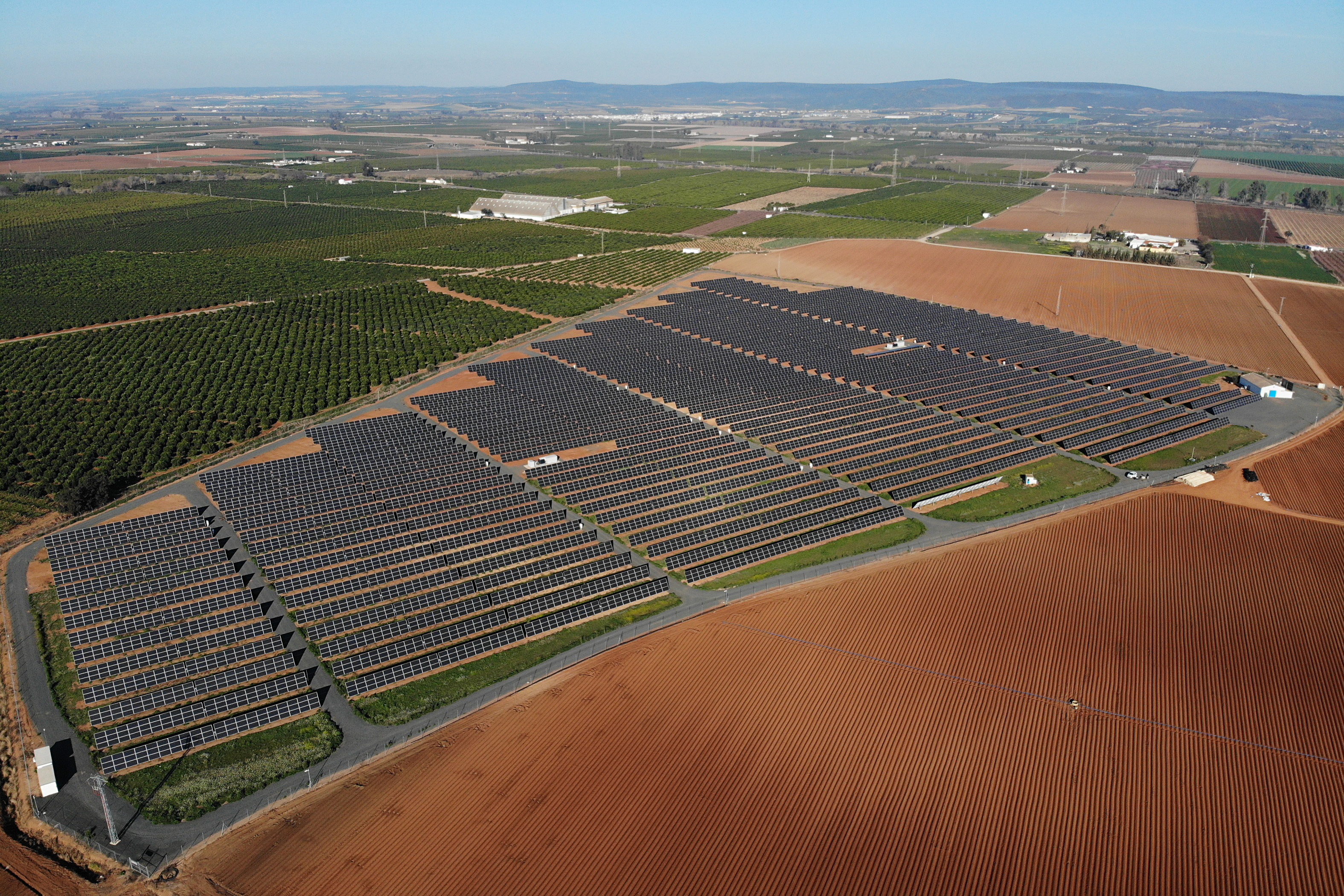 Vista aérea de una planta fotovoltaica en el valle del Guadalquivir.
