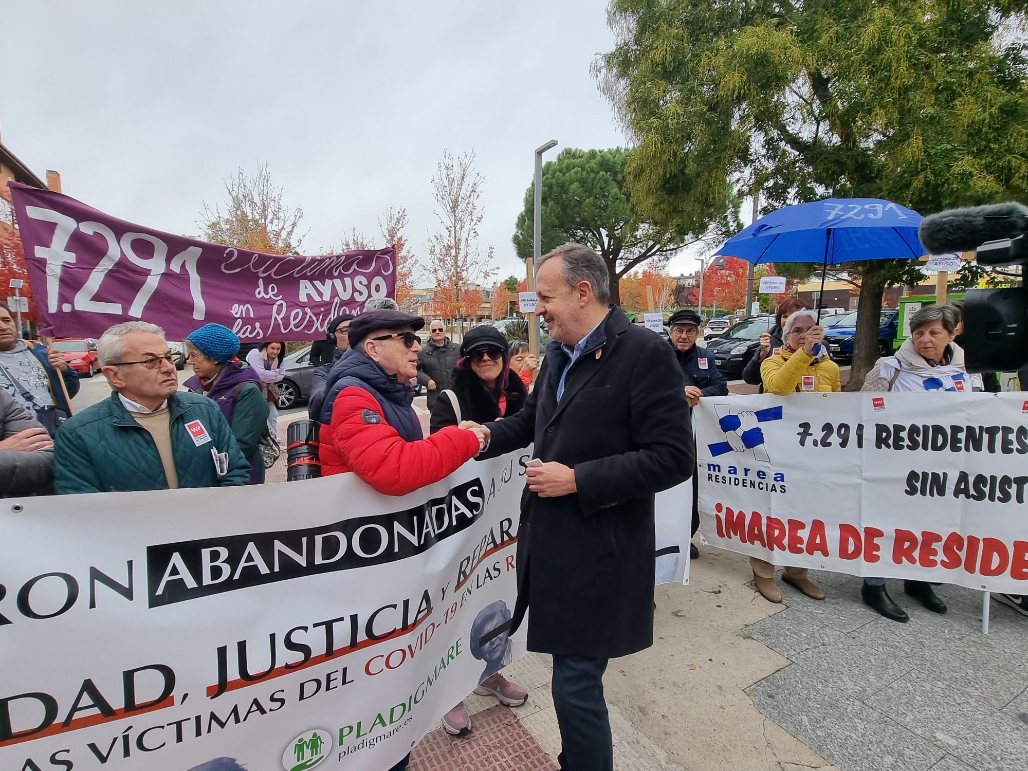 El exconsejero de Políticas Sociales, Alberto Reyero, saluda a Miguel Vázquez, presidente de la asociación de derechos en residencias de mayores Pladigmare.