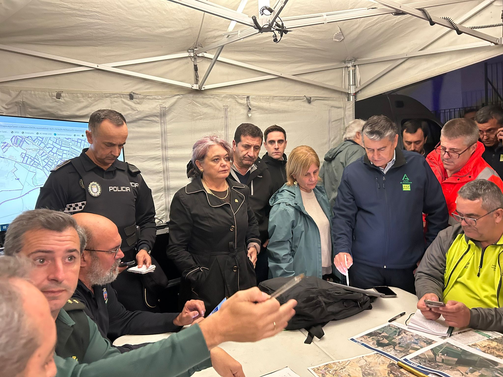 En primer término, segundo por la derecha, el consejero de la Presidencia, António Sanz, preside el comité de emergencias que supervisa la crecida del río Guadalete.