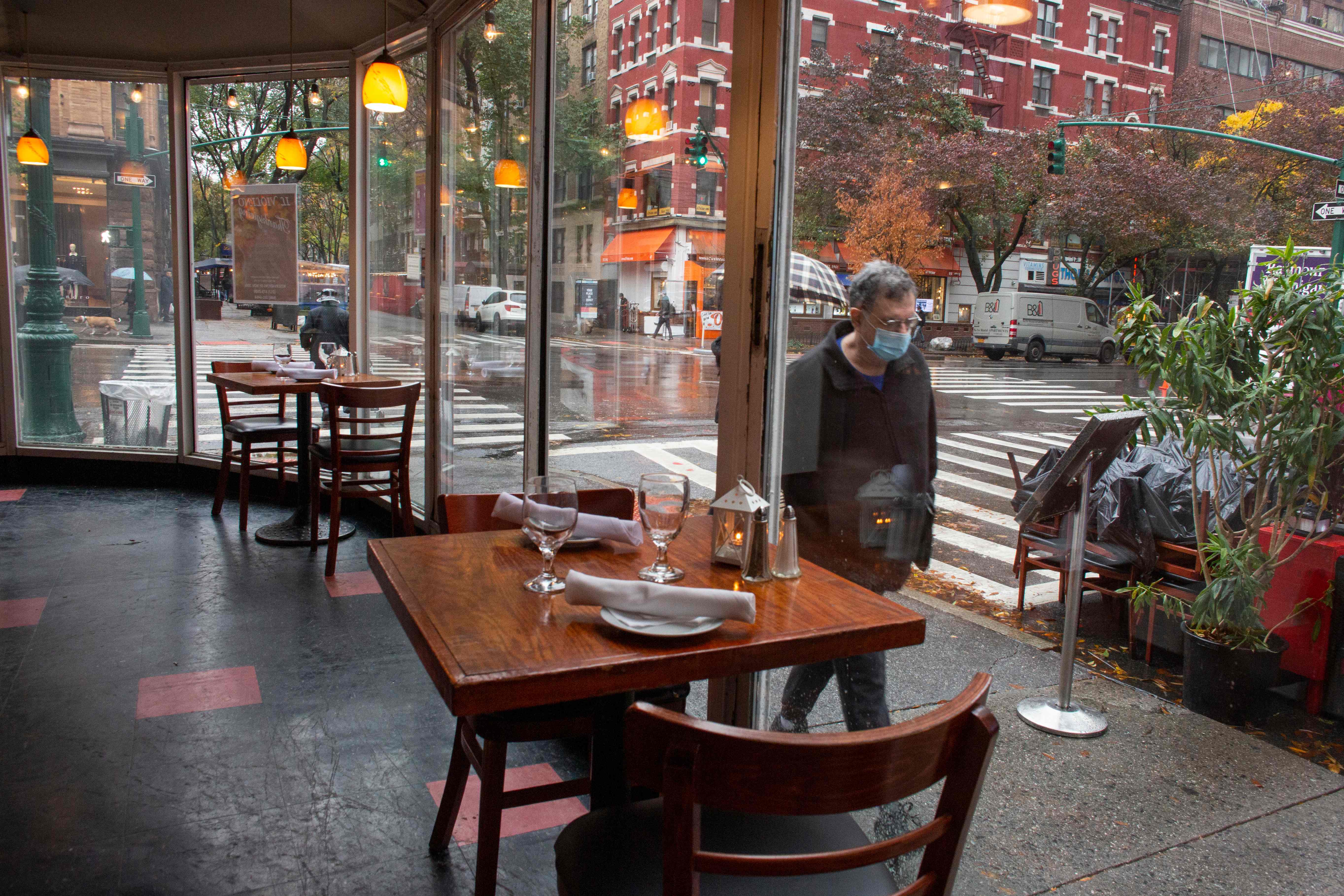 Restricciones covid: Nueva York abre el interior de bares y