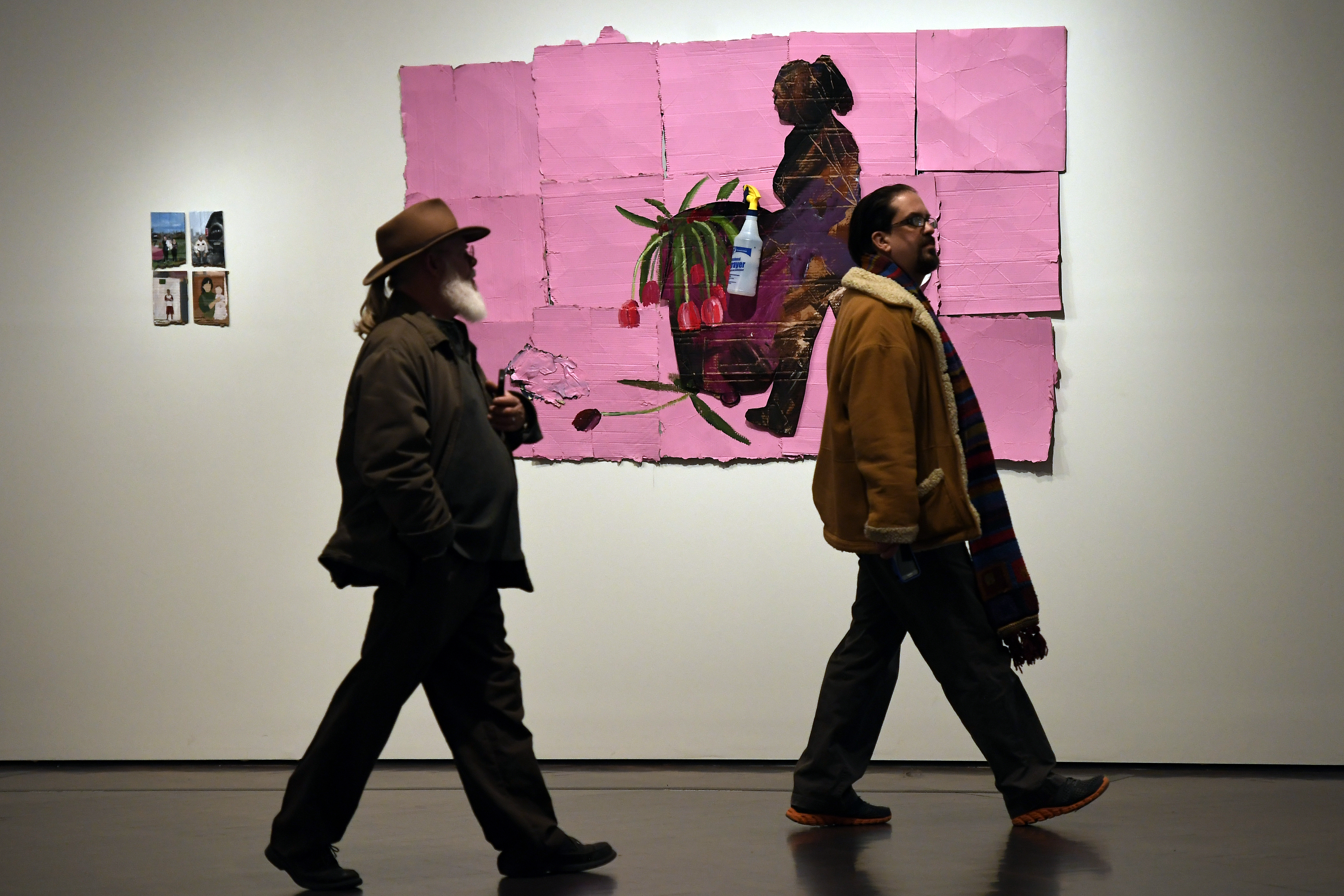 Visitantes frente a la obra de Ramiro Gómez Mi Tierra, en el Contemporary Artists Explore Place durante una exposición de instalaciones de artistas latinos que comparten sus experiencias de vida en el oeste americano, Museo de Arte de Denver, febrero de 2017.