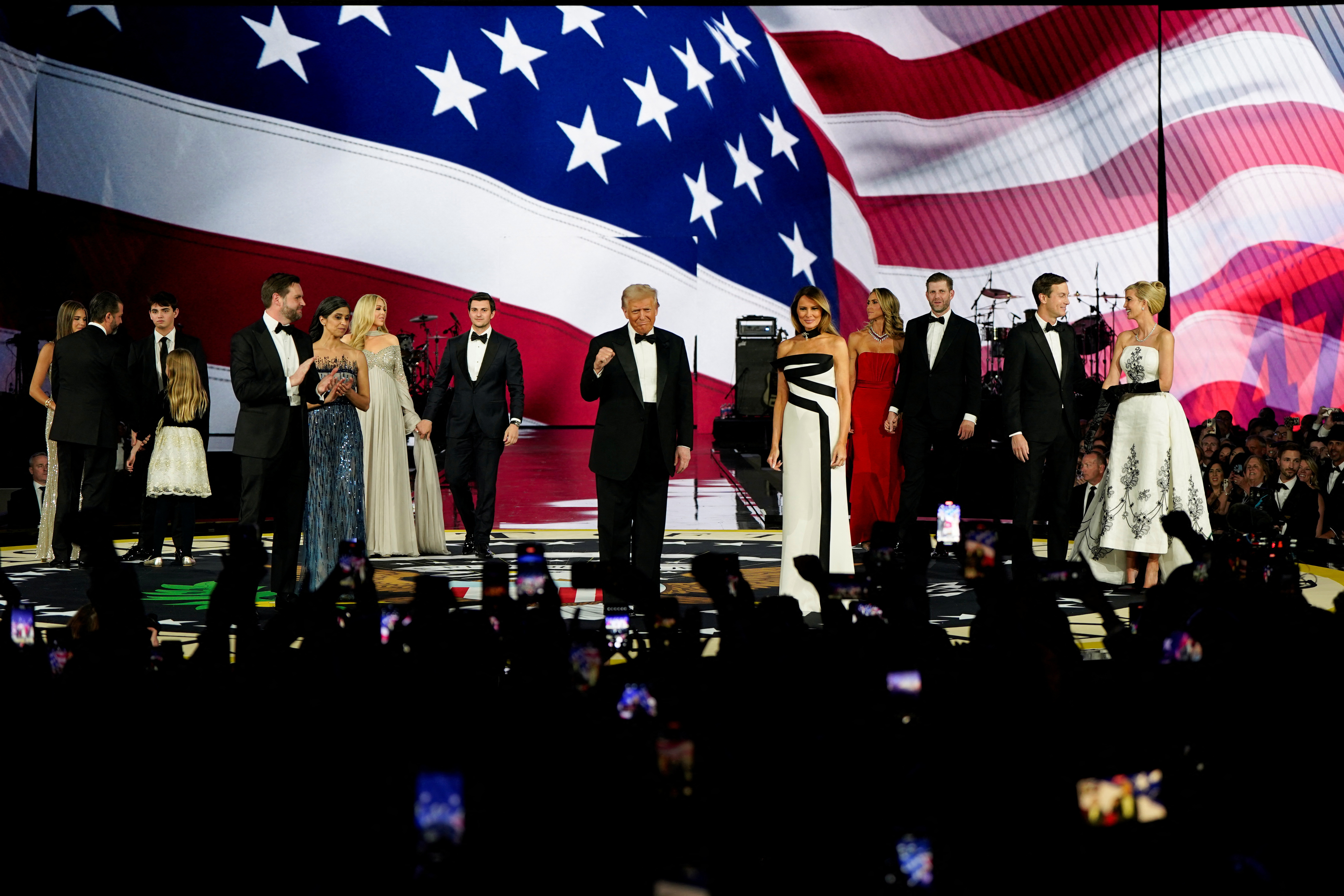 Donald y Melania Trump, rodeados de su familia, en el baile de la Libertad.