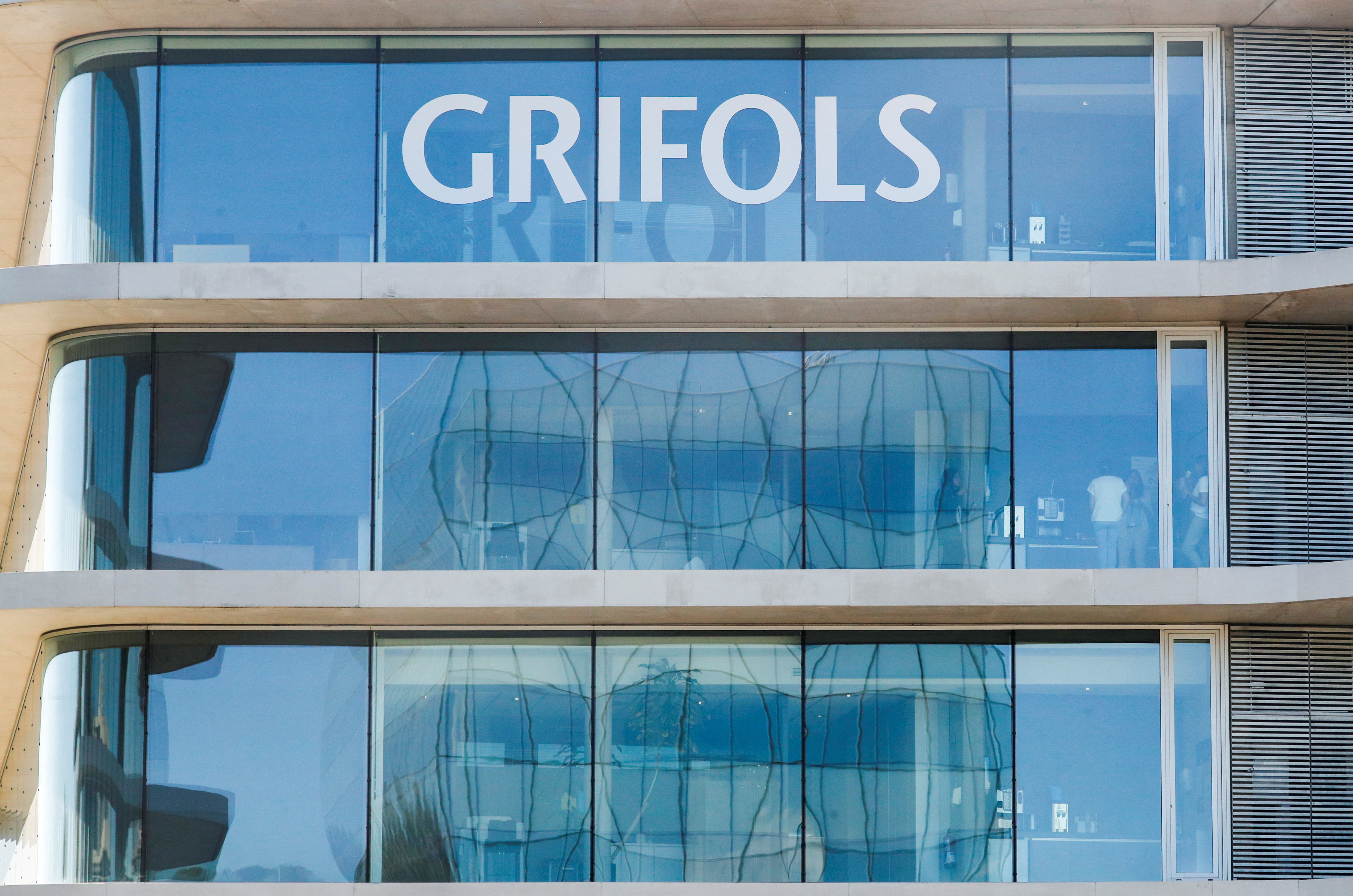 Grifols negocia la captación de 1.400 millones para reducir su deuda