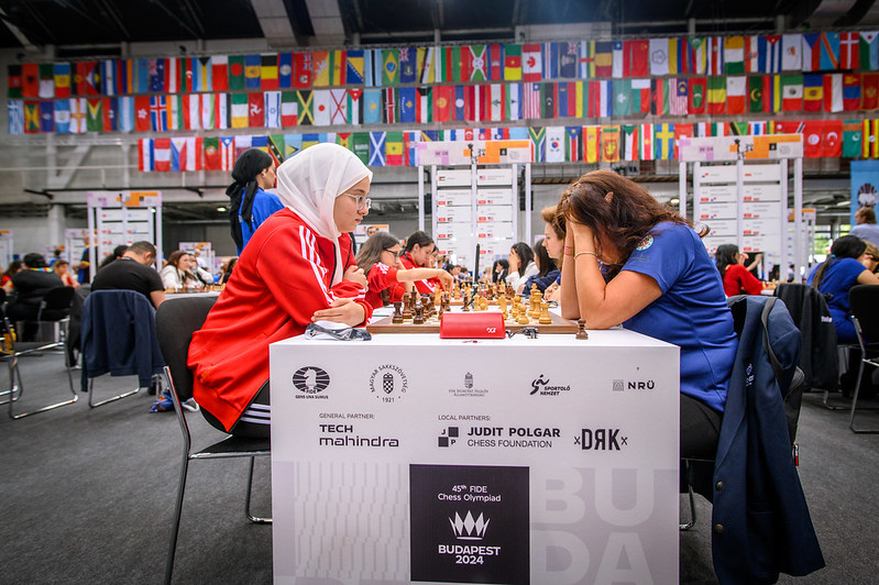 Un momento del encuentro Emiratos Árabes Unidos - Estados Unidos de la primera ronda de la Olimpiada Femenina