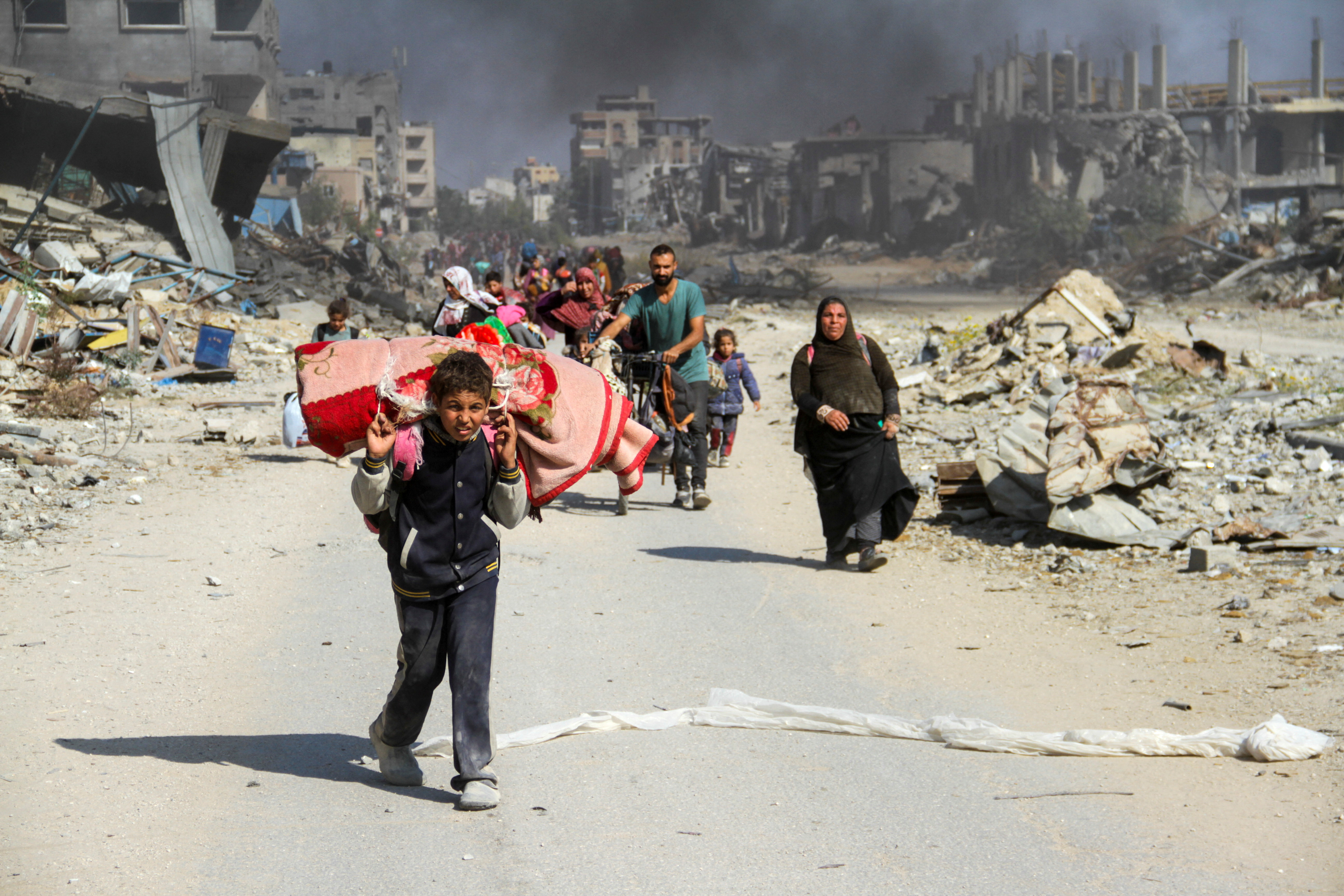 Displaced Palestinians make their way after fleeing the northern part of Gaza amid an Israeli military operation, in Gaza City, November 5, 2024. REUTERS/Mahmoud Issa