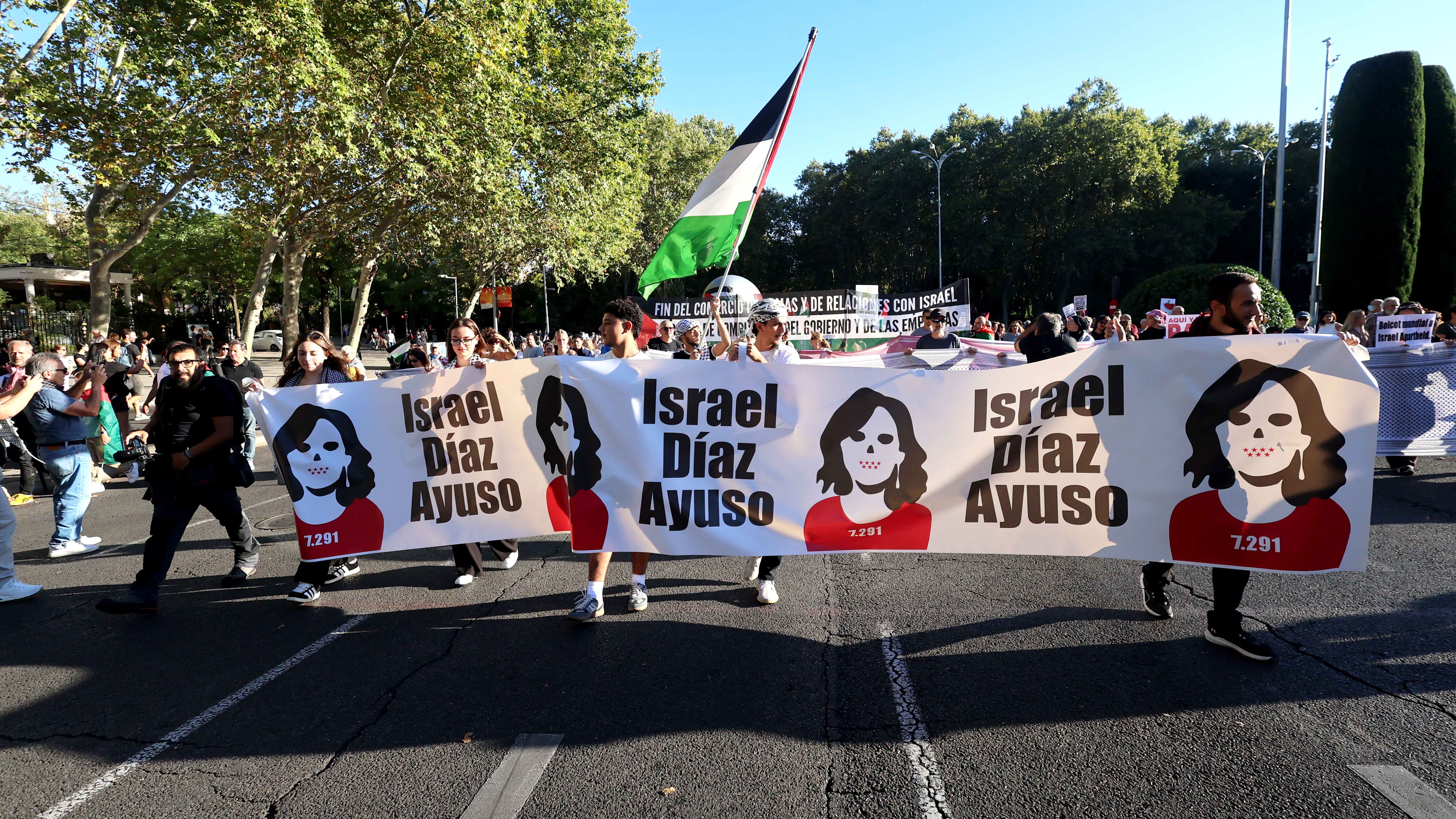 Pancartas contra Ayuso en la manifestación a favor del pueblo palestino en Madrid este sábado.