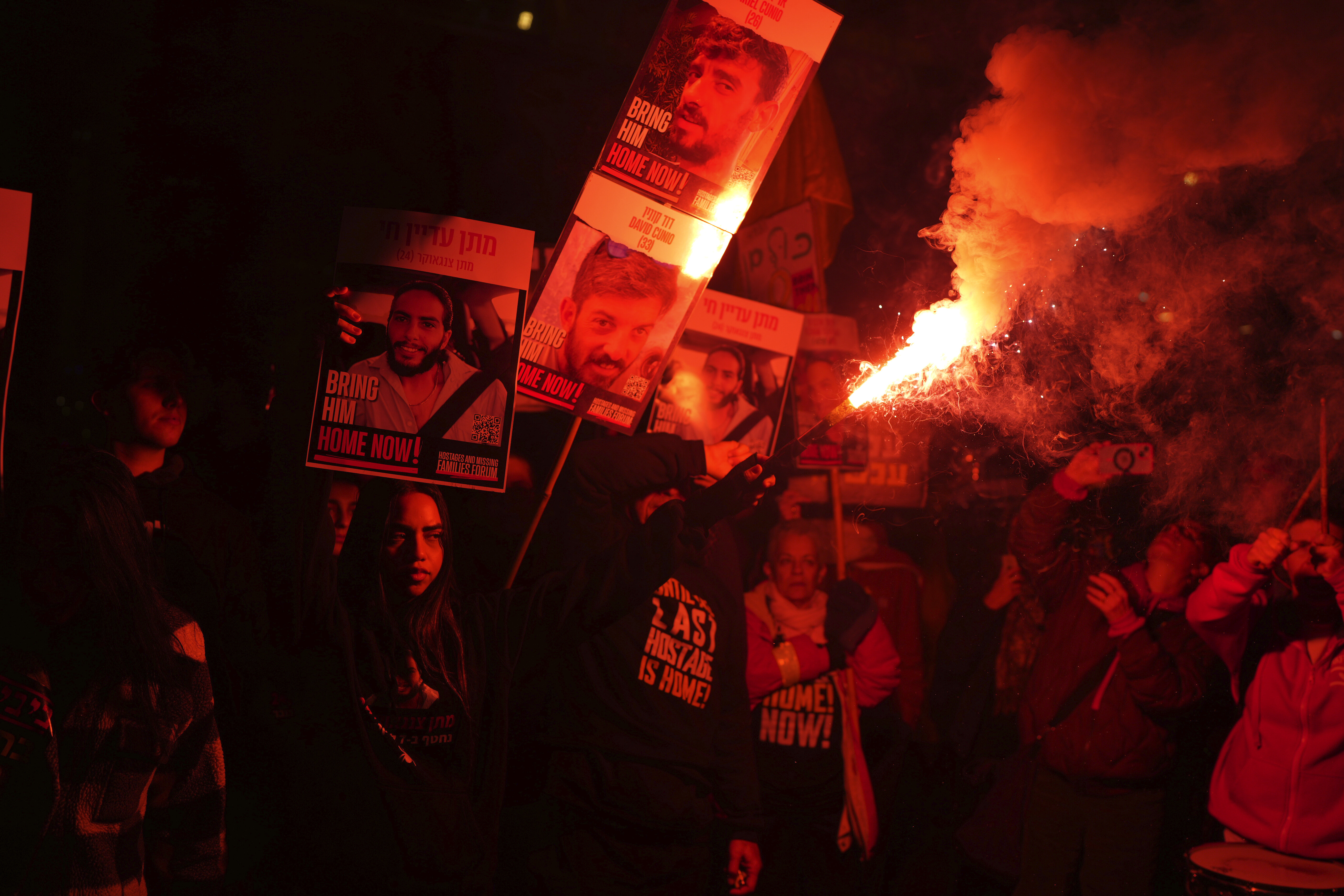 Familiares de los rehenes secuestrados por Hams se manifiestan en Tel Aviv tras el anuncio de la milicia de paralizar la liberacin prevista para este sbado.