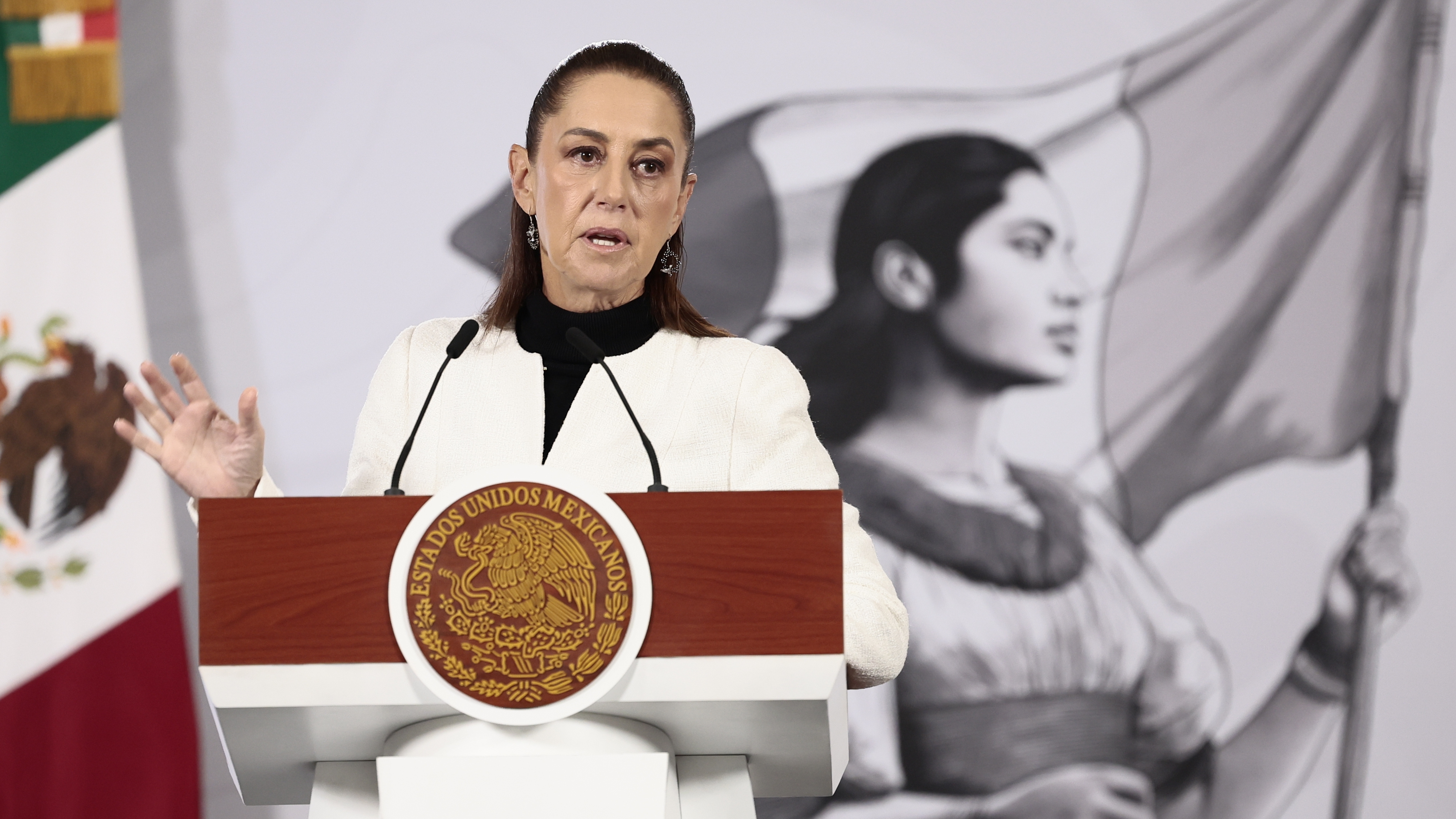 MEX1972. CIUDAD DE MÉXICO (MÉXICO), 02/01/2026.- La presidenta de México, Claudia Sheinbaum, habla en una rueda de prensa este viernes, en el Palacio Nacional, en Ciudad de México (México). Sheinbaum afirmó que el país mantiene una posición comercial sólida y un entorno de certidumbre económica, pese a los aranceles aplicados por Washington a sectores como el automotriz, al destacar la fortaleza del tratado comercial con EEUU y Canadá (T-MEC) y la integración económica bilateral. EFE/José Méndez