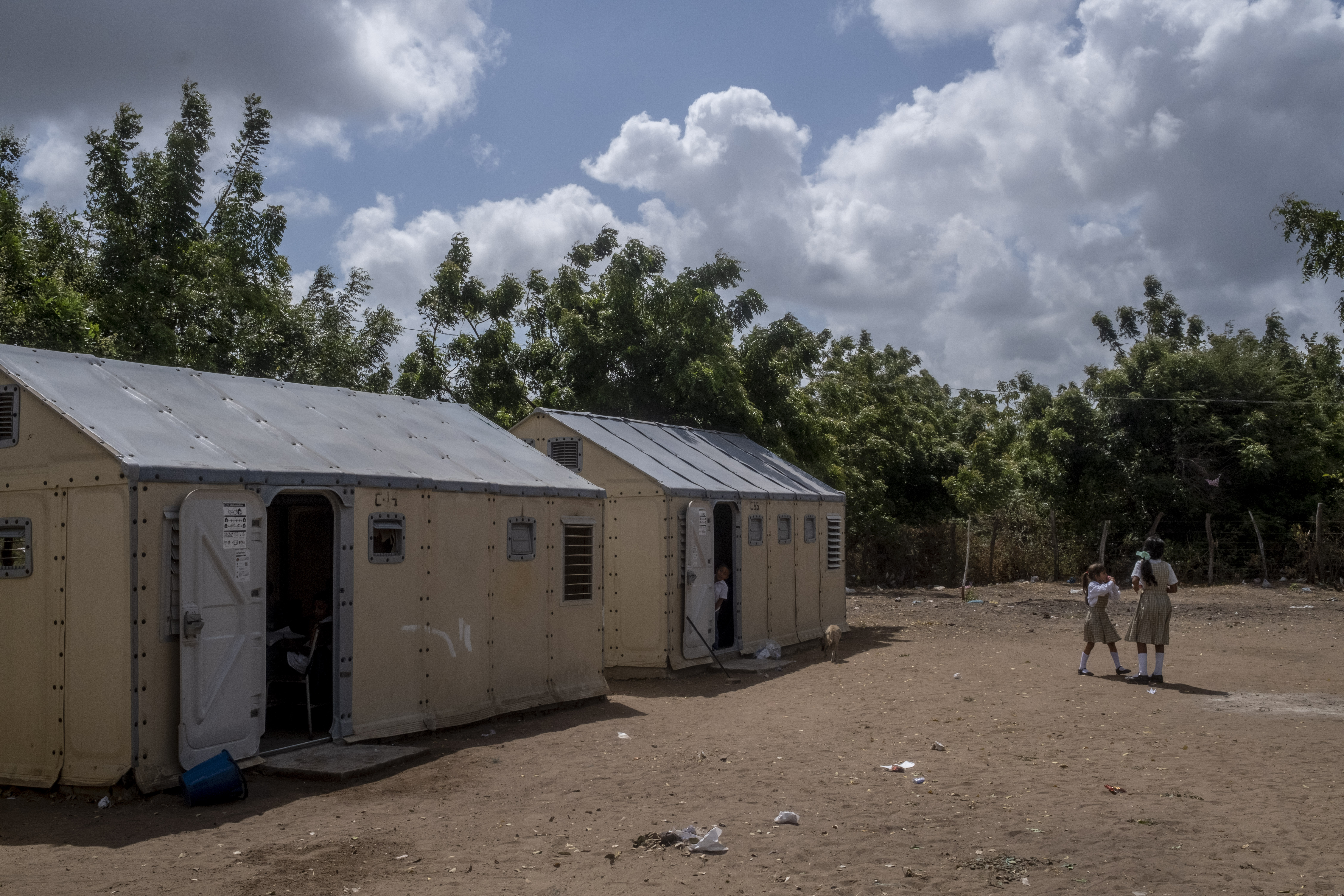 El Pueblito Wayuu é uma escola que recebeu os contêineres que antes faziam parte do Centro de Atenção Integral na periferia de Maicao.