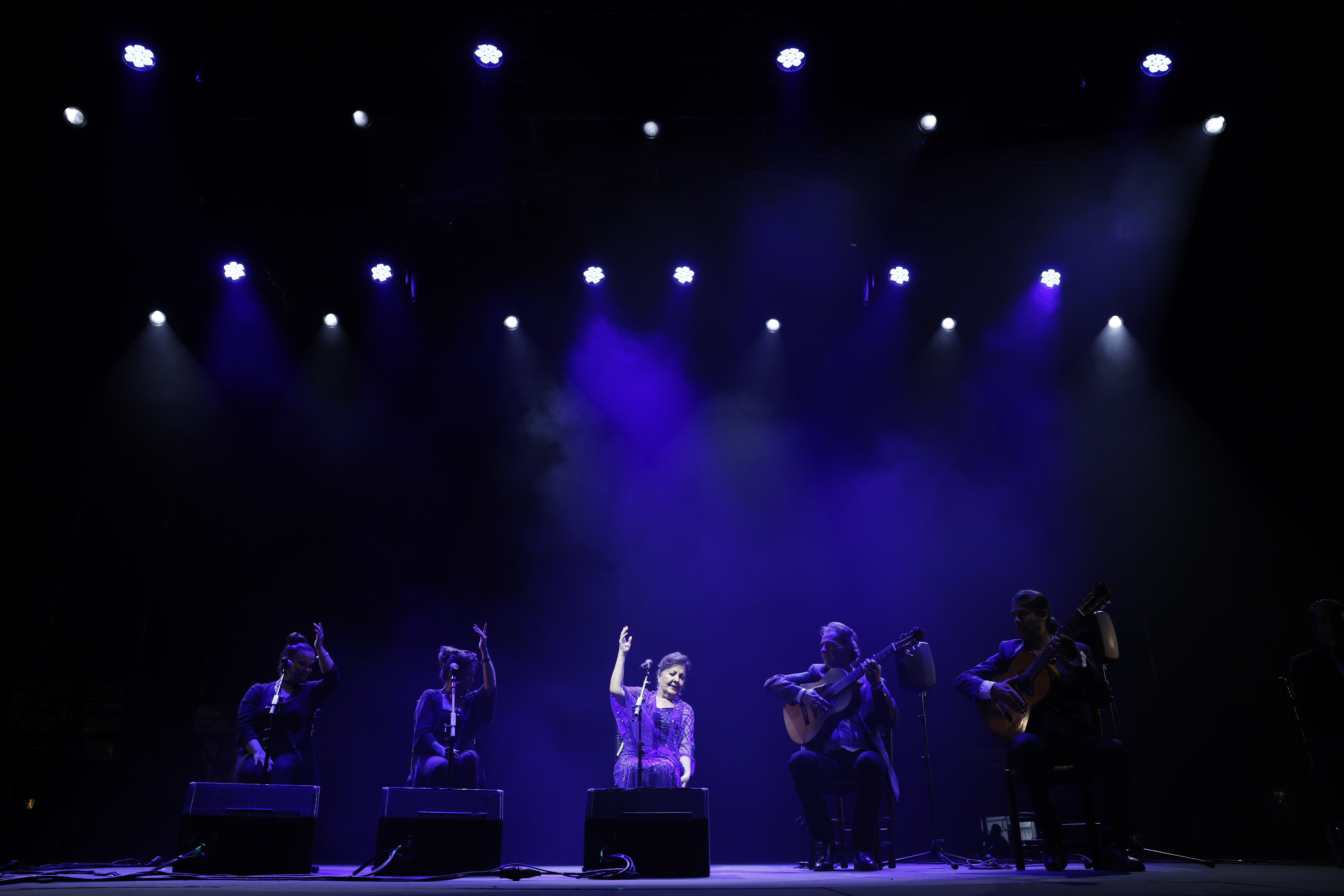 La cantaora Carmen Linares durante su actuación en la gala 'El flamenco es universal' celebrado este lunes en Sevilla.