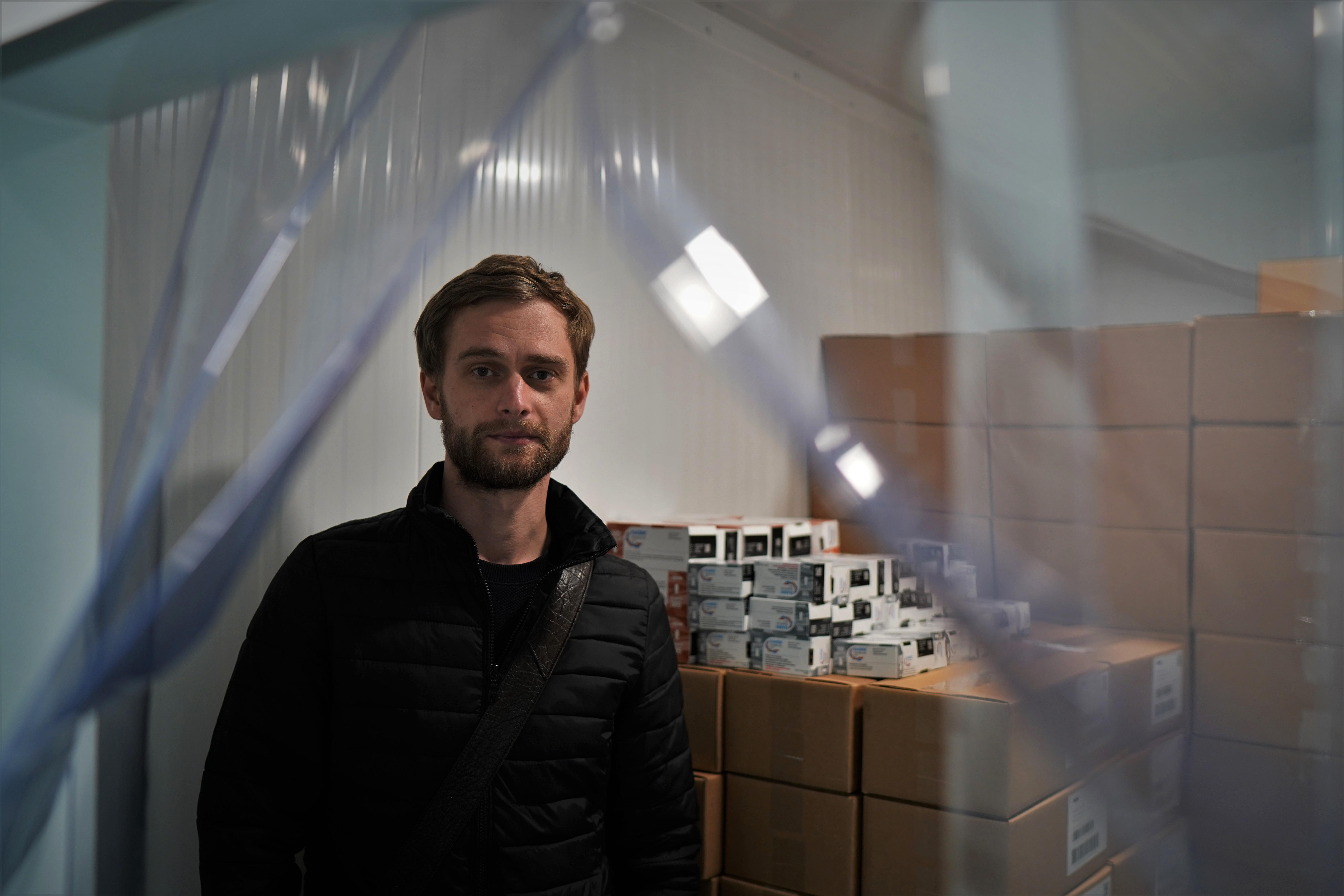 Rostislav Filippenko, fundador da ONG Mission Kharkiv, com alguns dos remédios para pacientes com câncer mantidos refrigerados em um antigo abrigo soviético, em 8 de maio em Kharkiv.