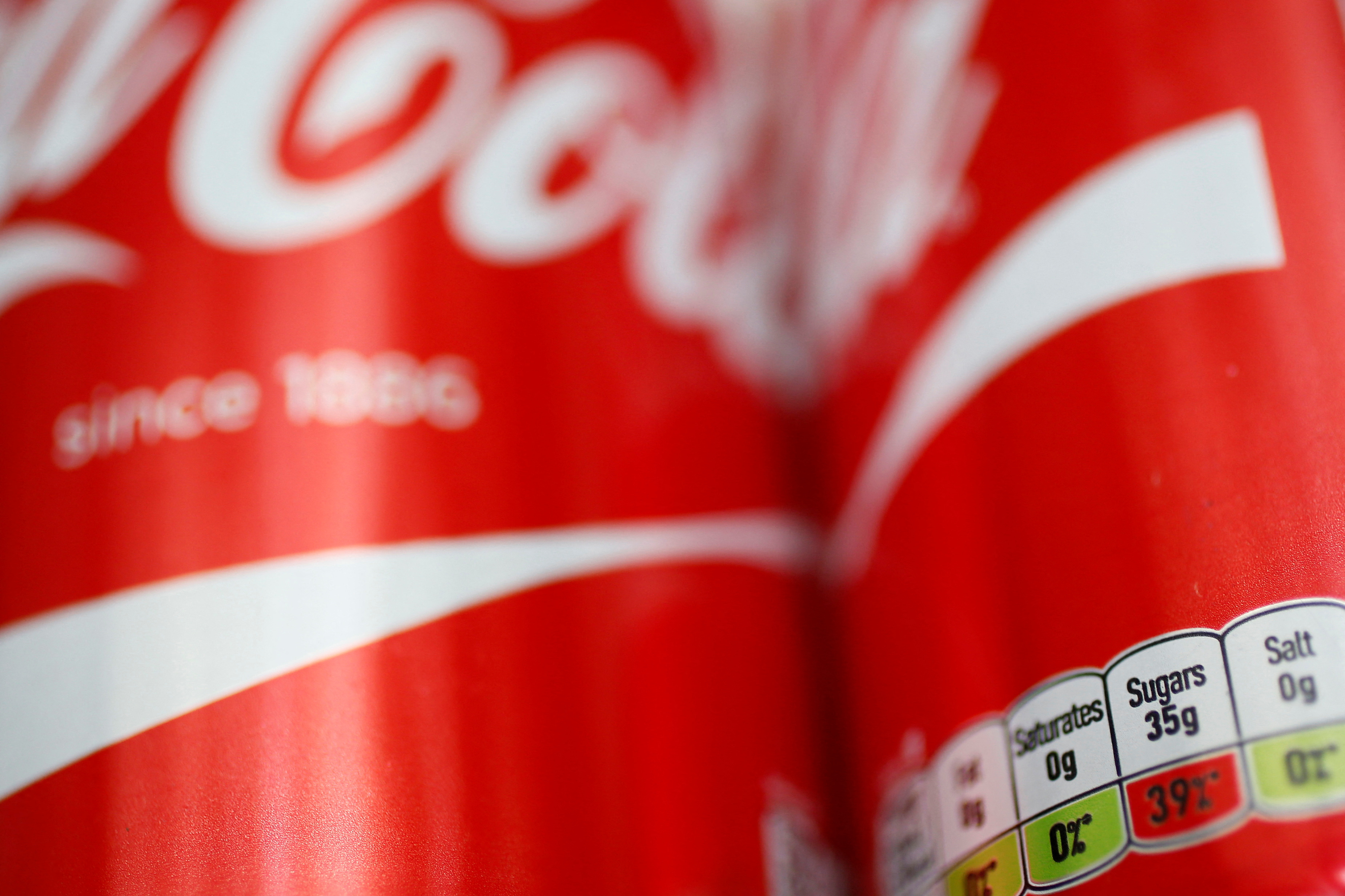 La mayor embotelladora de Coca-Cola ganó 854 millones hasta junio, un 14% más