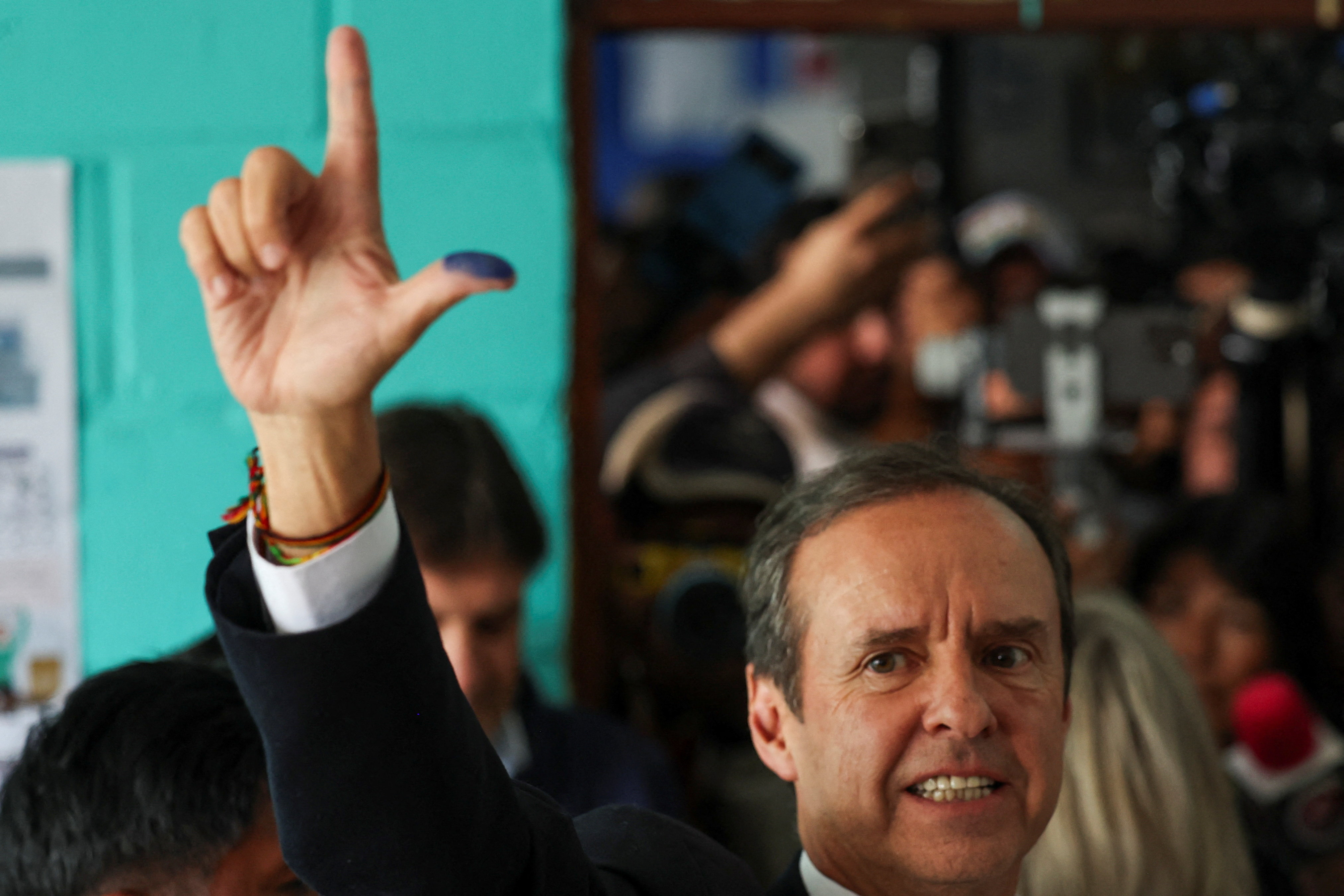 Jorge 'Tuto' Quiroga saluda tras votar en La Paz, el 17 de agosto.
