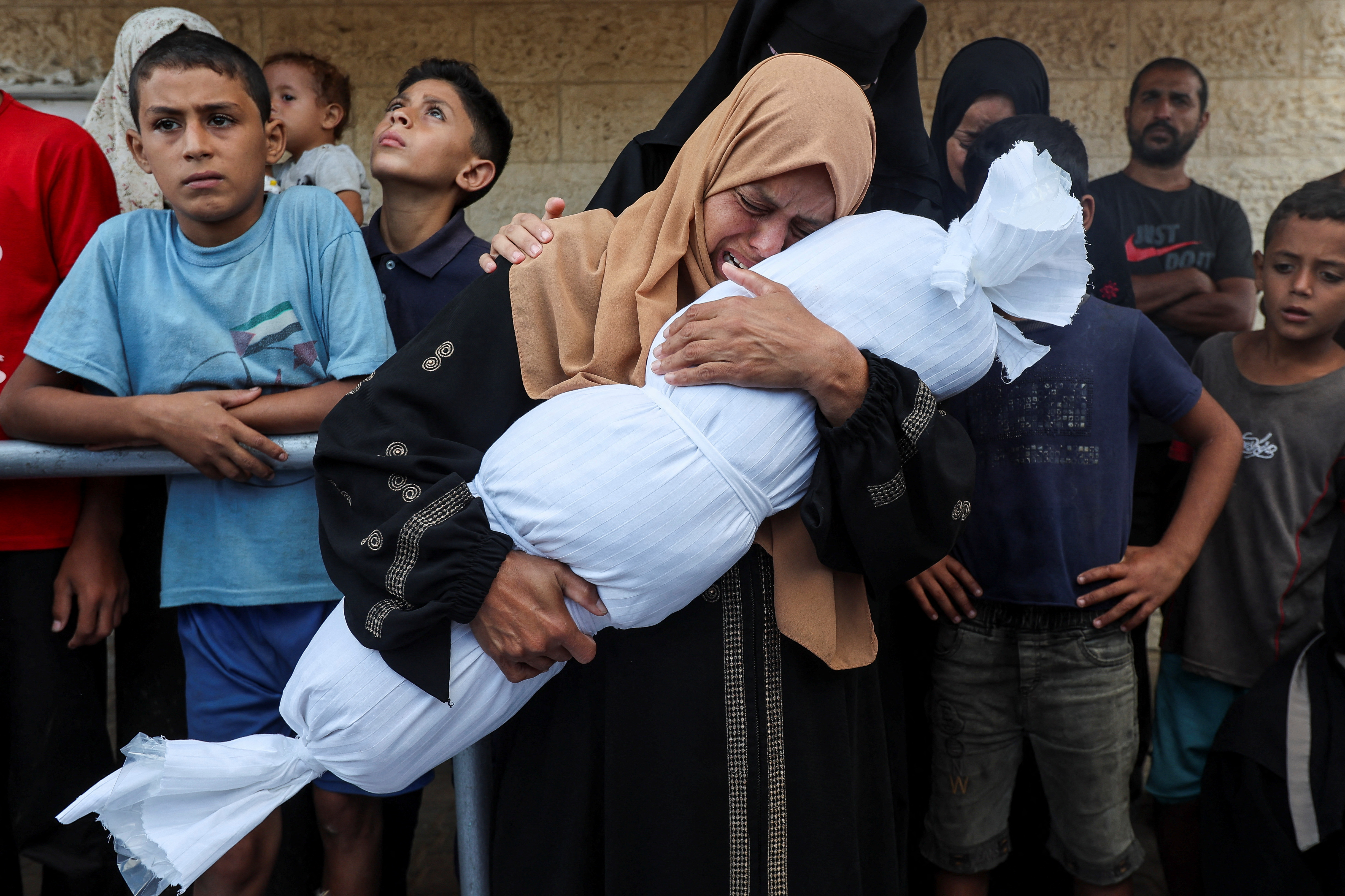 Una mujer abraza el cadáver de un niño muerto tras un ataque israelí sobre Gaza, este martes.