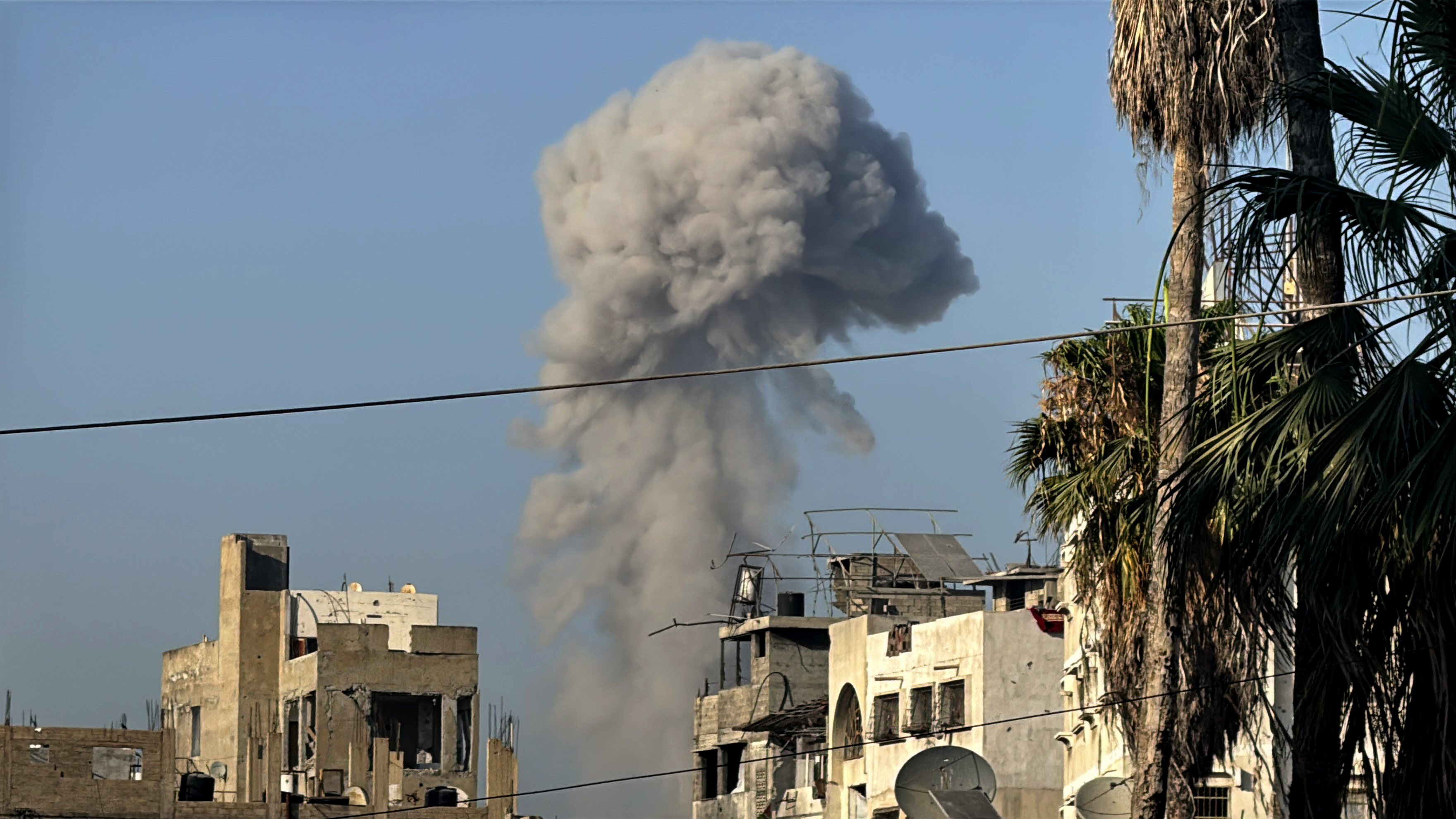 Una columna de humo se levante tras el ataque israelí contra un edificio del barrio de Al Tufá, en Ciudad de Gaza, este sábado.