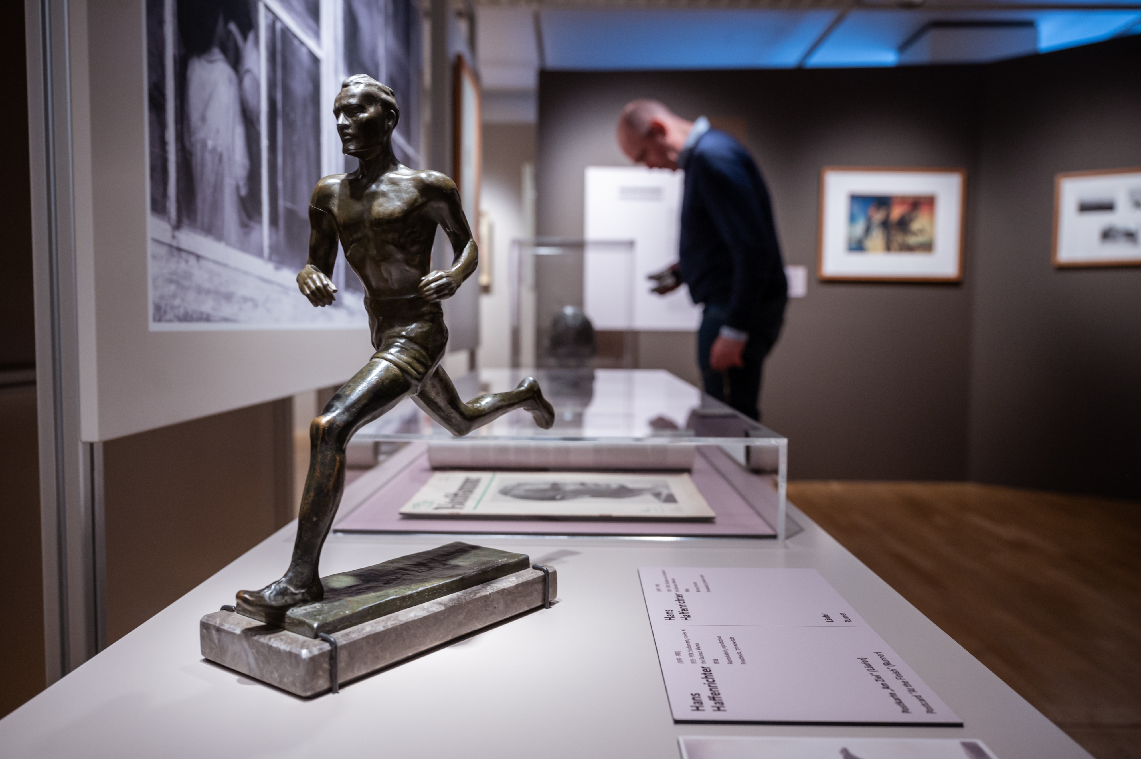 アート・デザイン・音楽 Bauen im Nationalsozialismus: Bayern Traveling exhibition 'Victims, followers, perpetrators'