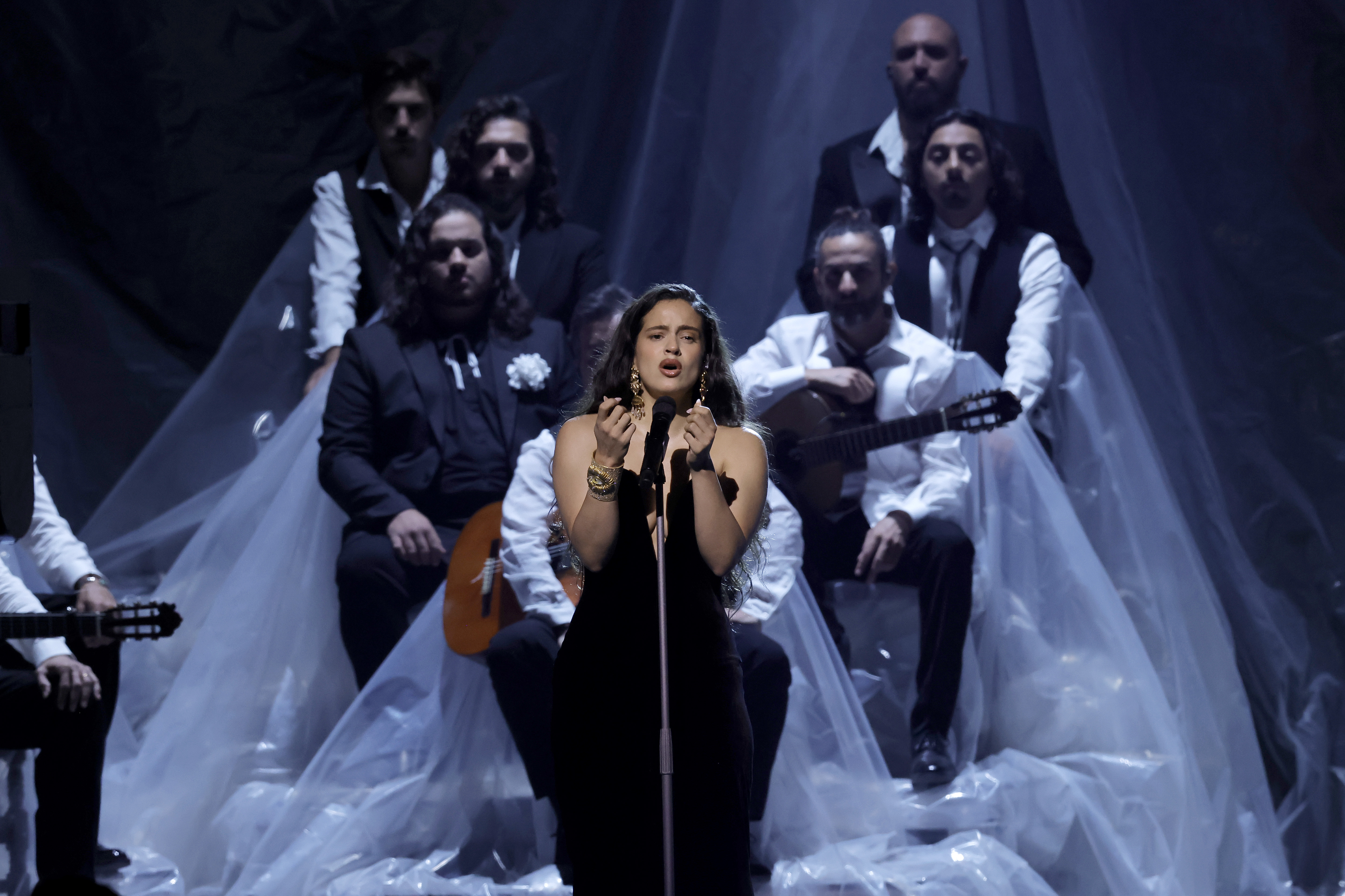 Así ha sido la actuación de Rosalía en los Grammy Latinos: una versión flamenca y herida de ‘Se nos rompió el amor’