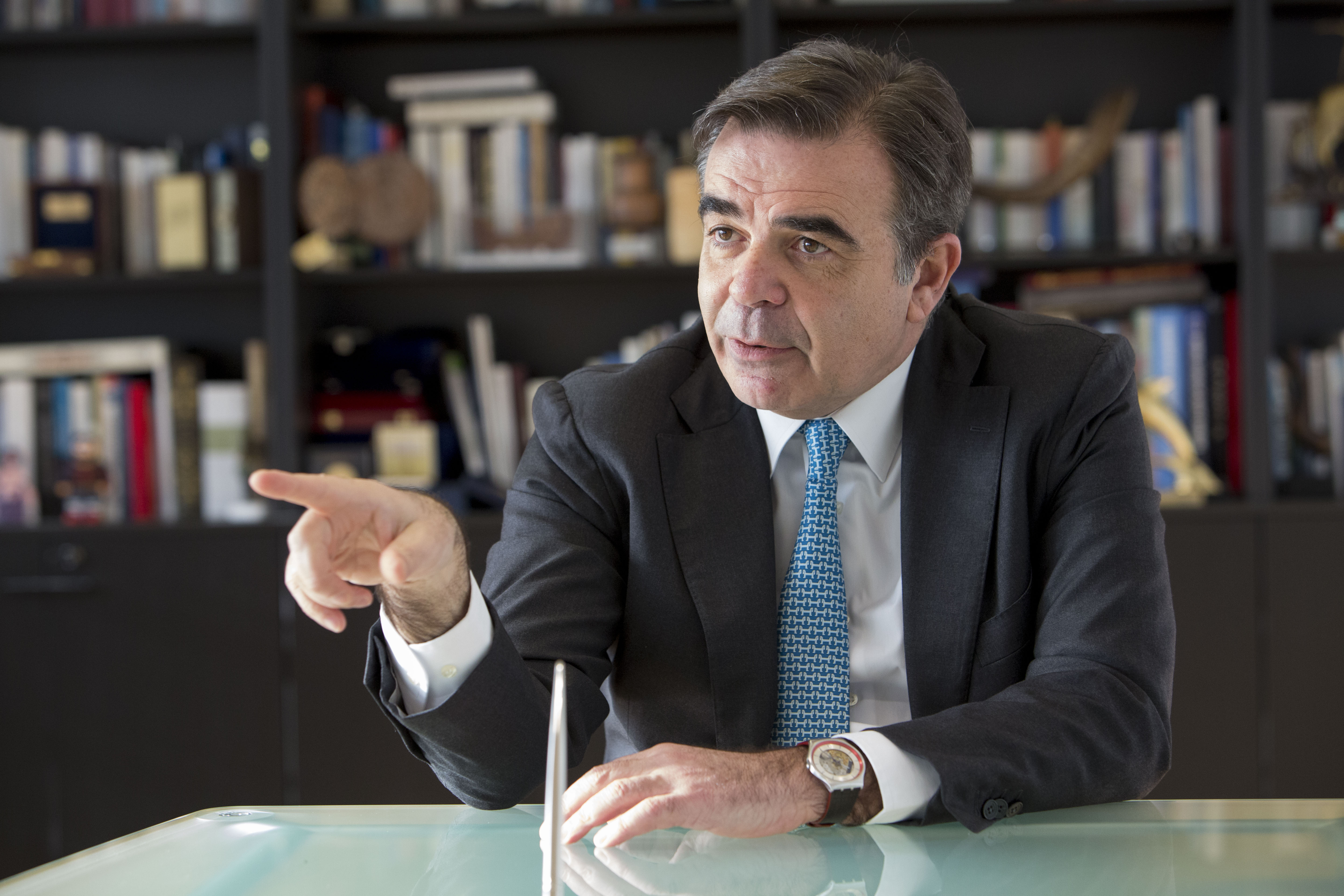 Margaritis Schinas vice-presidente da Comissão Europeia para a proteção do modo de vida europeu no seu gabinete em Bruxelas, esta quarta-feira.