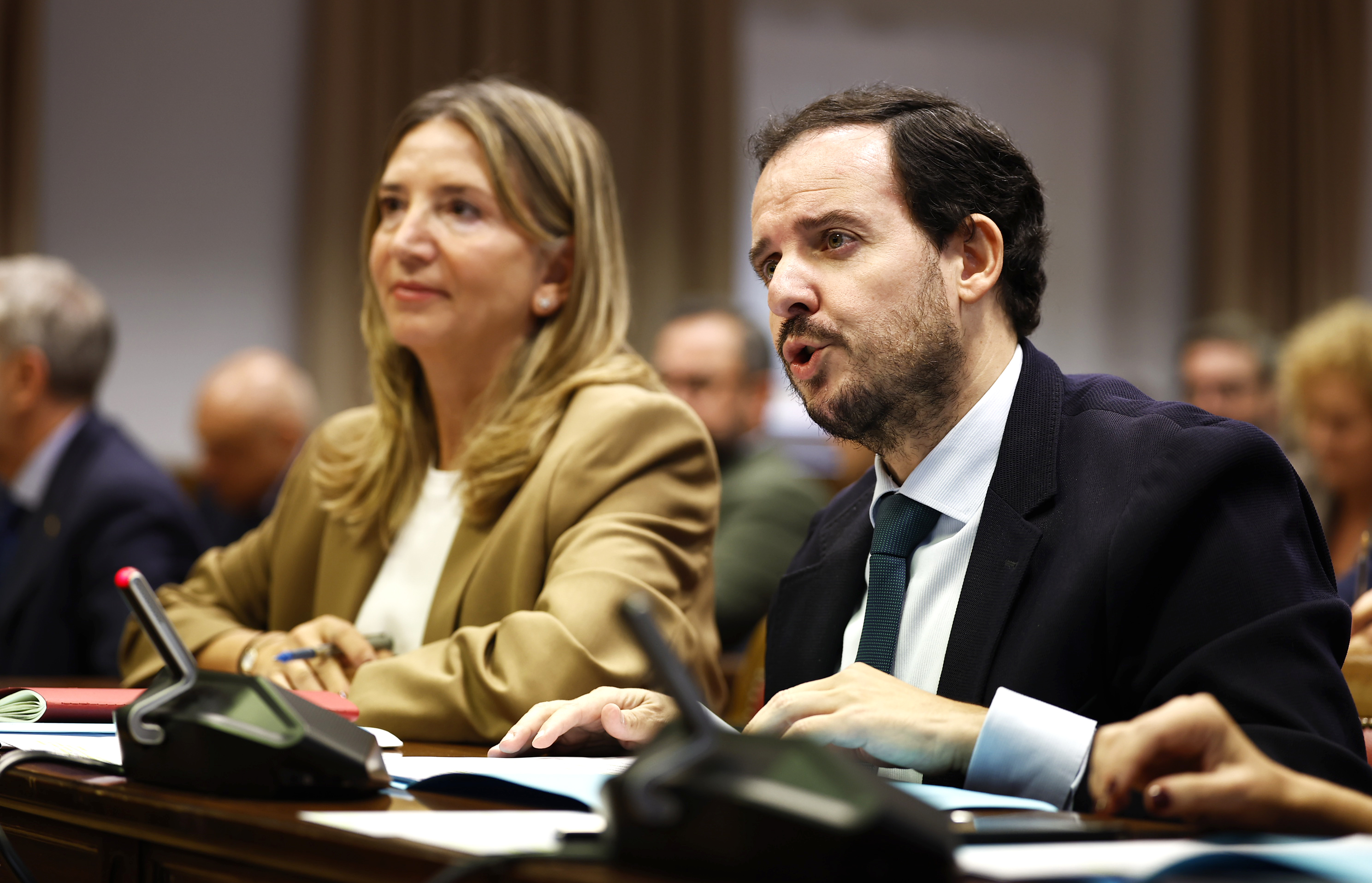 Los senadores del PP Alejo Miranda de Larra y Alicia García, durante su interrogatorio a Pedro Sánchez en el Senado.