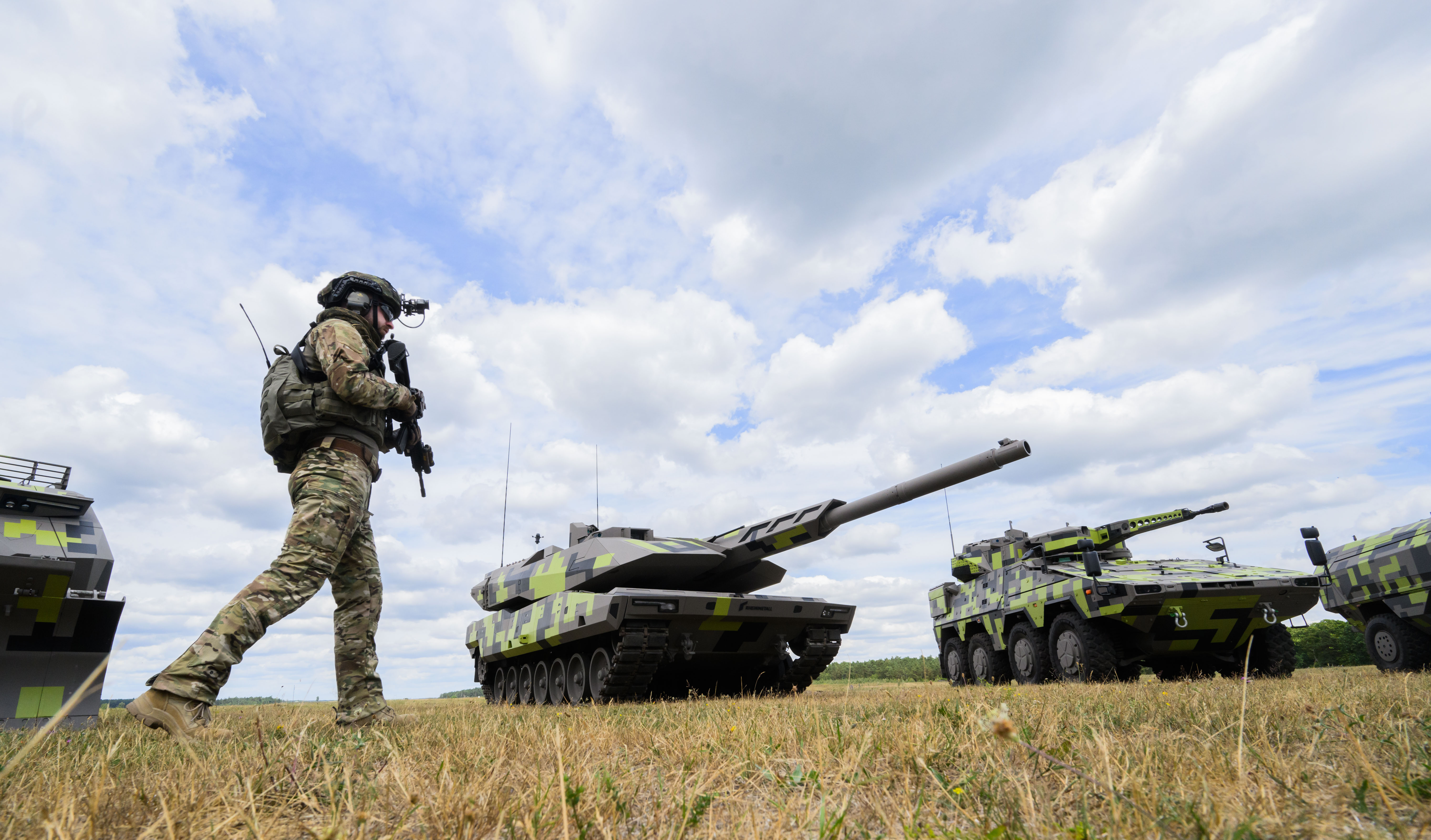 Поставки оружия. Военное оружие России. Армия России на Украине. Войска РФ на марше. Поставки вооружения на Украину.